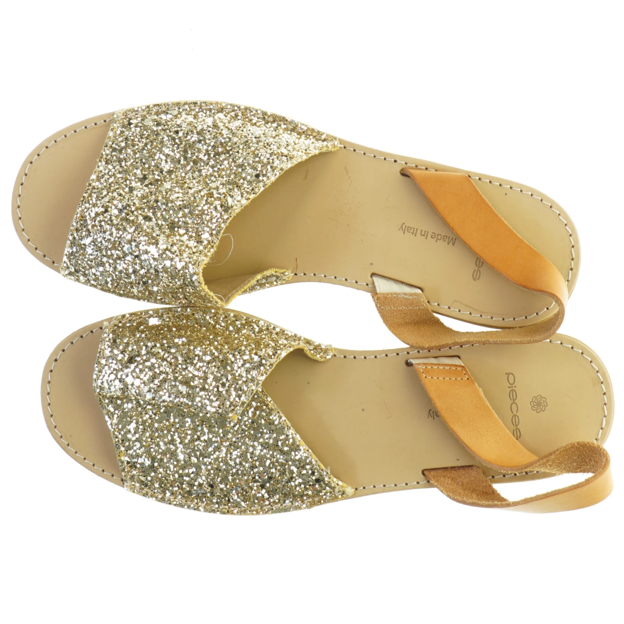 Glimmersandaler fra Pieces (str. 39 )