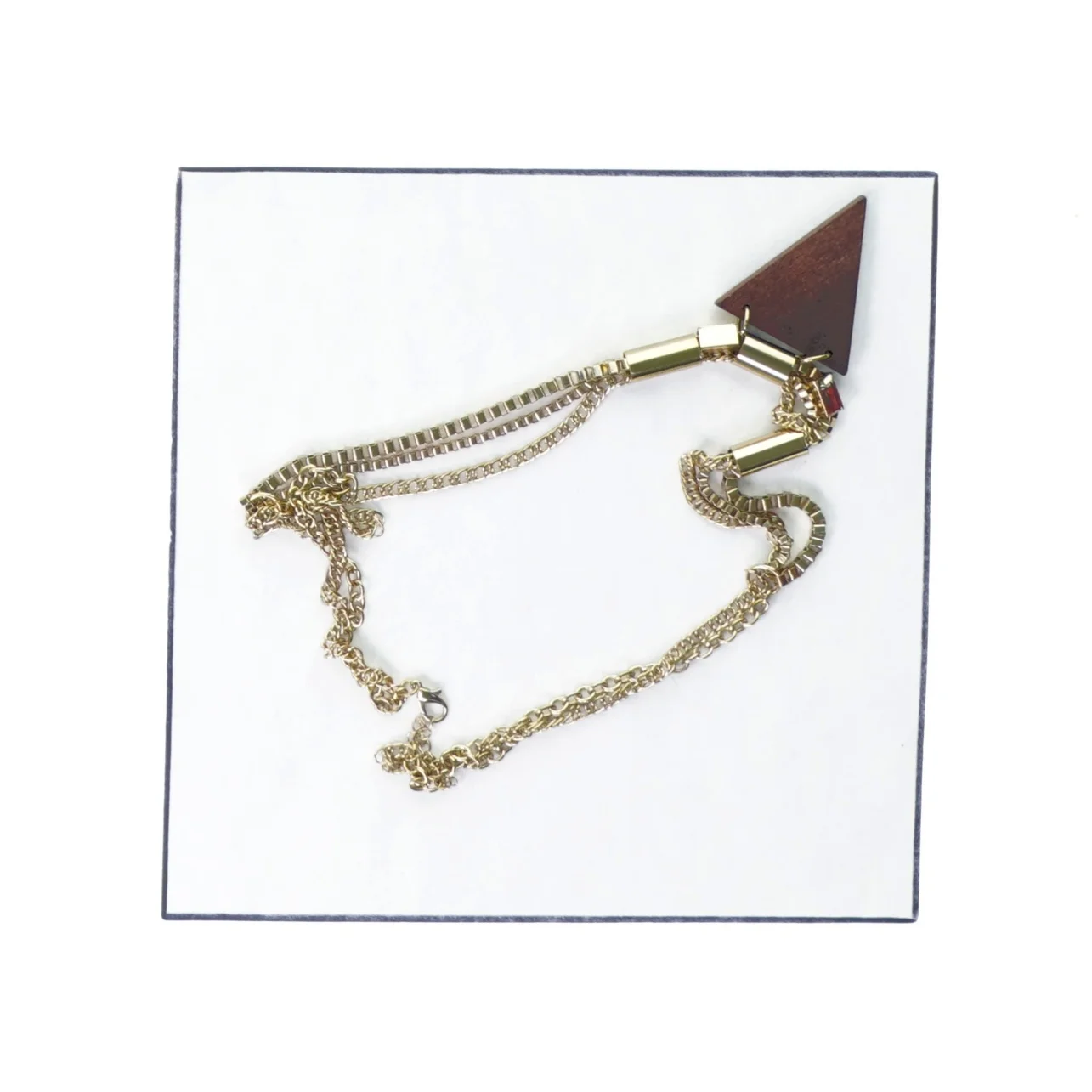 Halskæde med trekantet vedhæng (str. 28 cm)