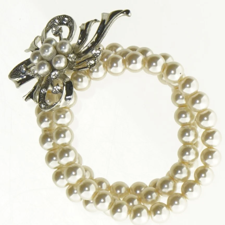 Perlearmbånd med blomsterdetalje (str. Ø 5 cm)