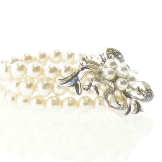 Perlearmbånd med blomsterdetalje (str. Ø 5 cm)