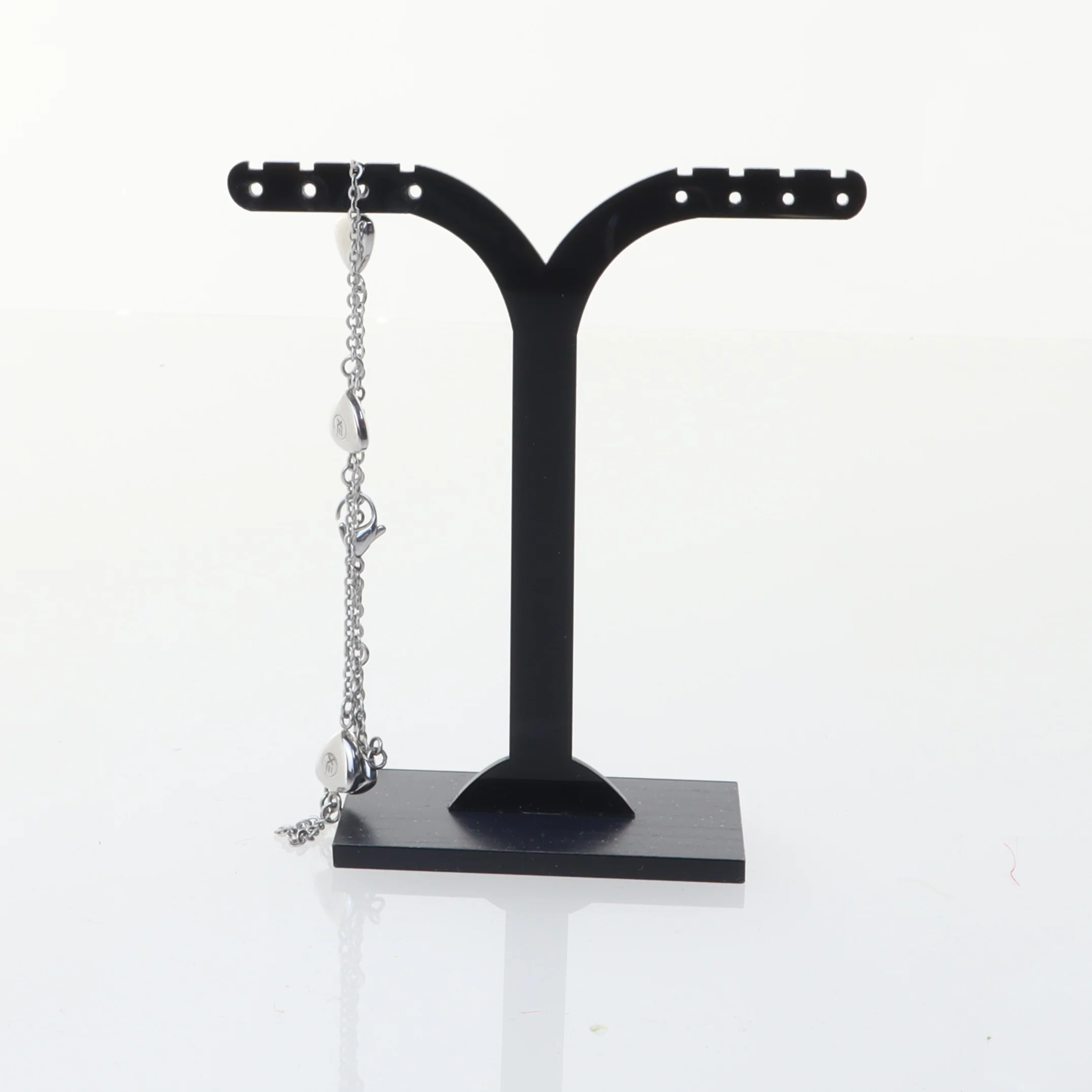 Sølvfarvet armbånd med vedhæng (str. 28 cm)