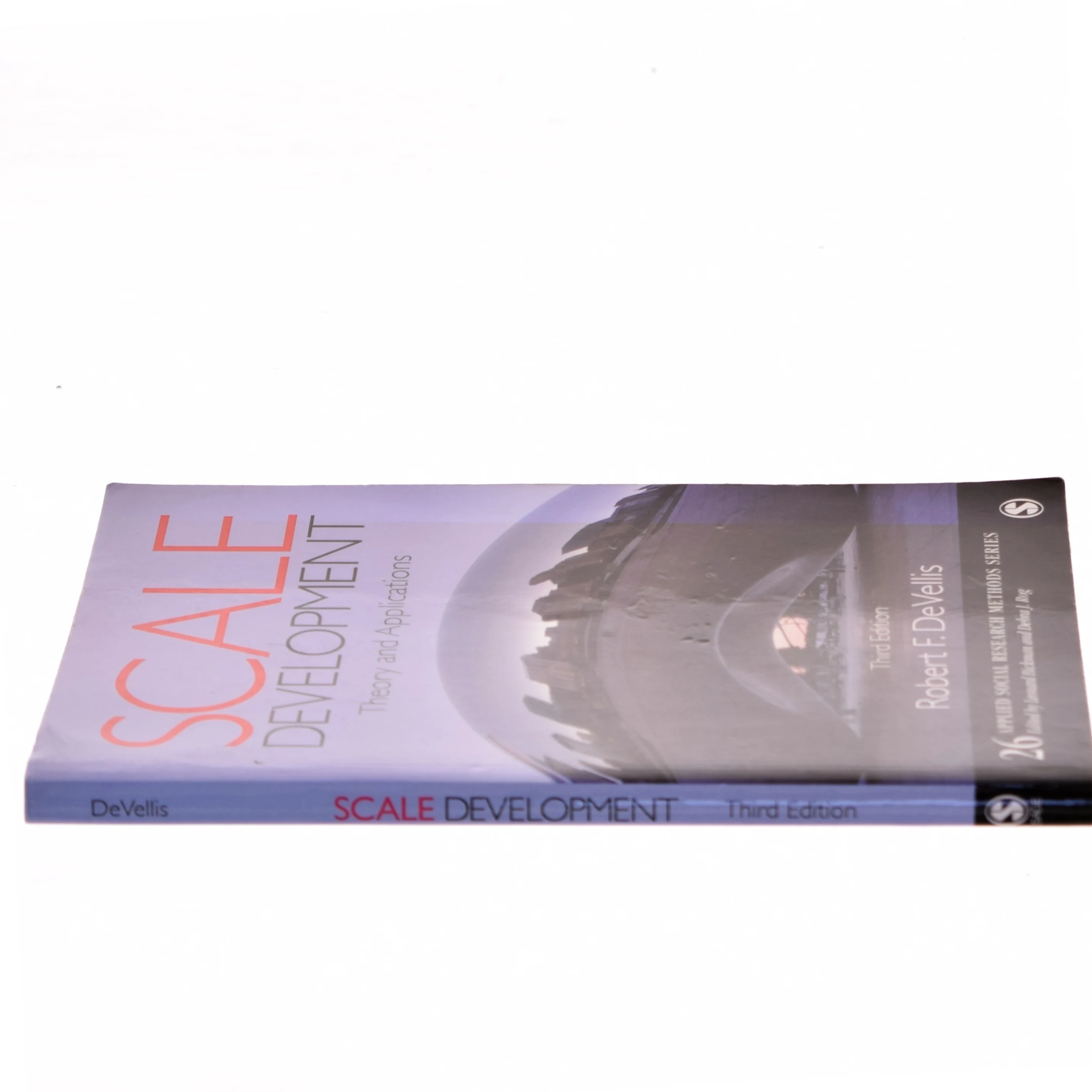 Scale development : theory and applications af Robert F. DeVellis (Bog)