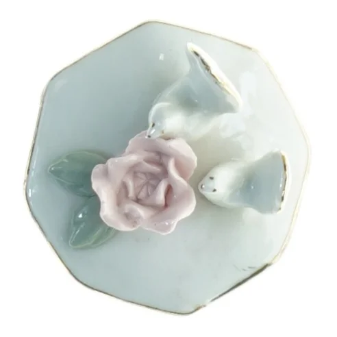 Porcelænsskrin med due-figurer (str. 6 x 5 cm)