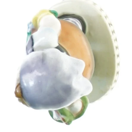 Figur af lille pige (str. 13 x 6 cm)