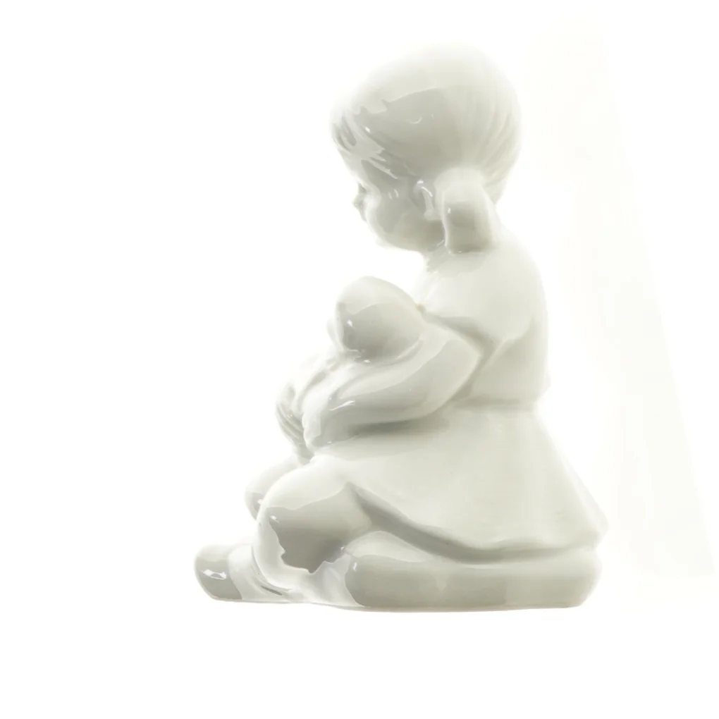 Porcelænsfigur af lille pige med dukke (str. 11 cm)