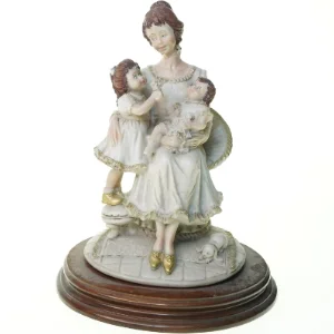 Figur af mor med børn (str. 23 x 29 cm)