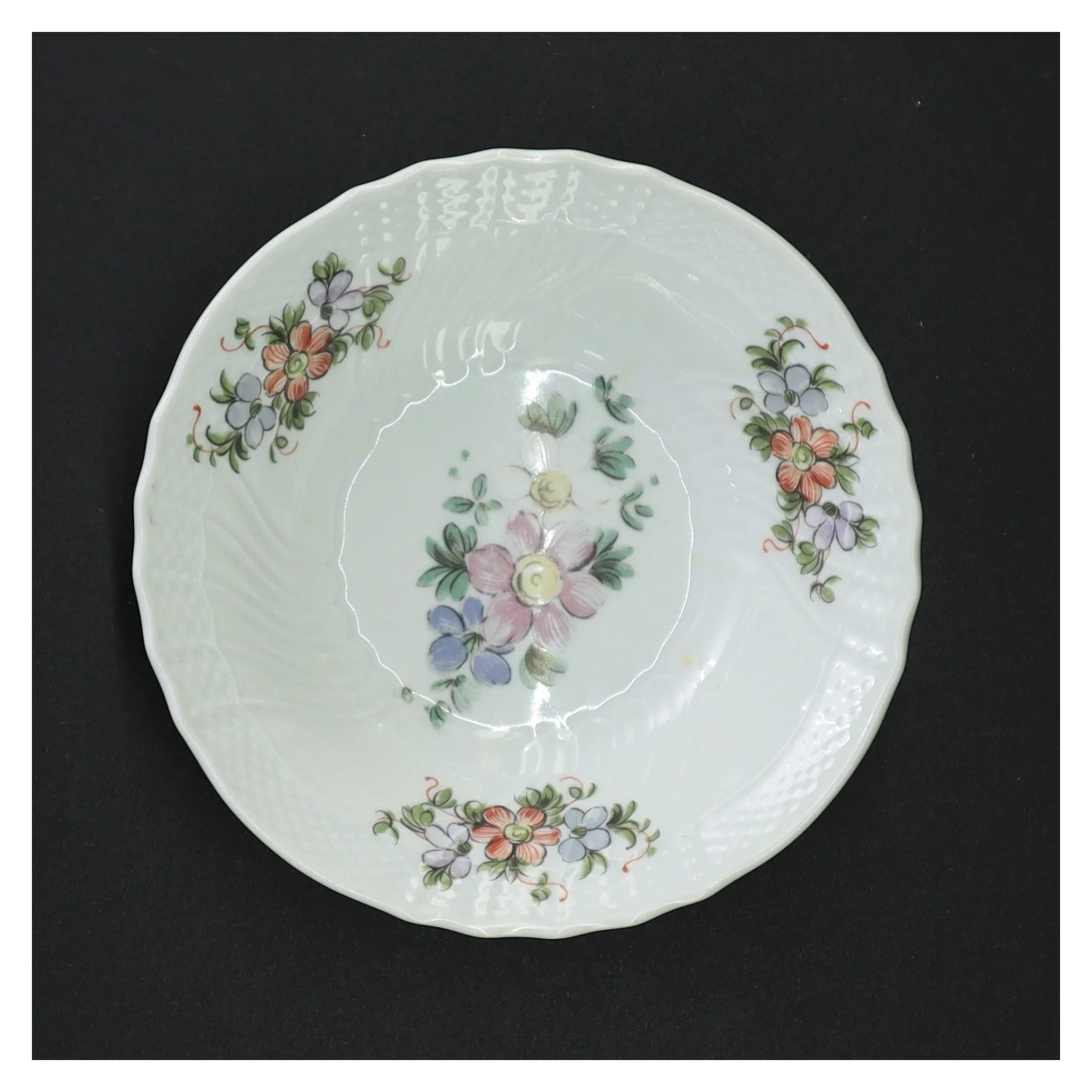 Blomsterdekoreret porcelænsskål (str. 15 x 4 cm)