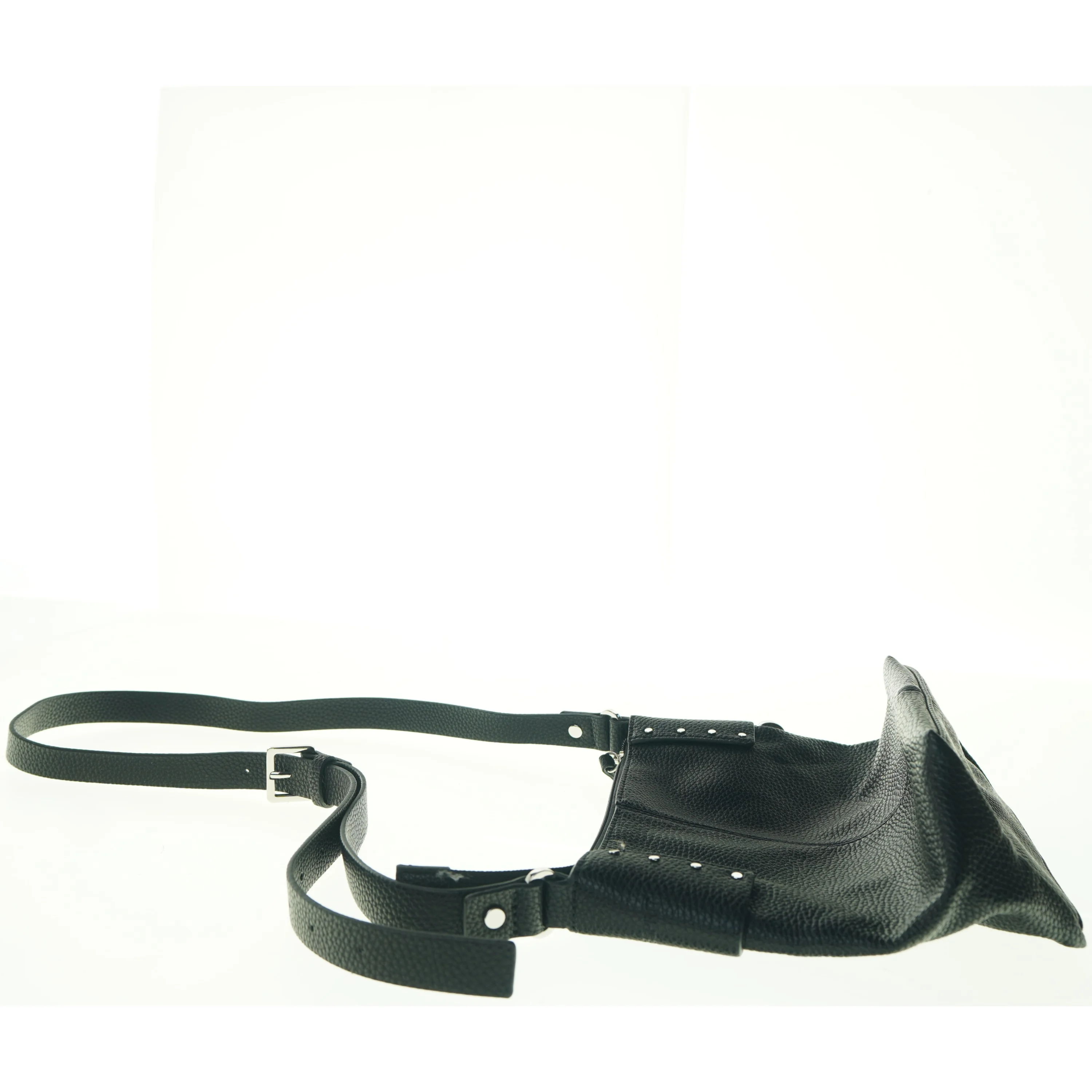 Sort skuldertaske med nitter fra Esprit (str. 23 x 21 x 12 cm)