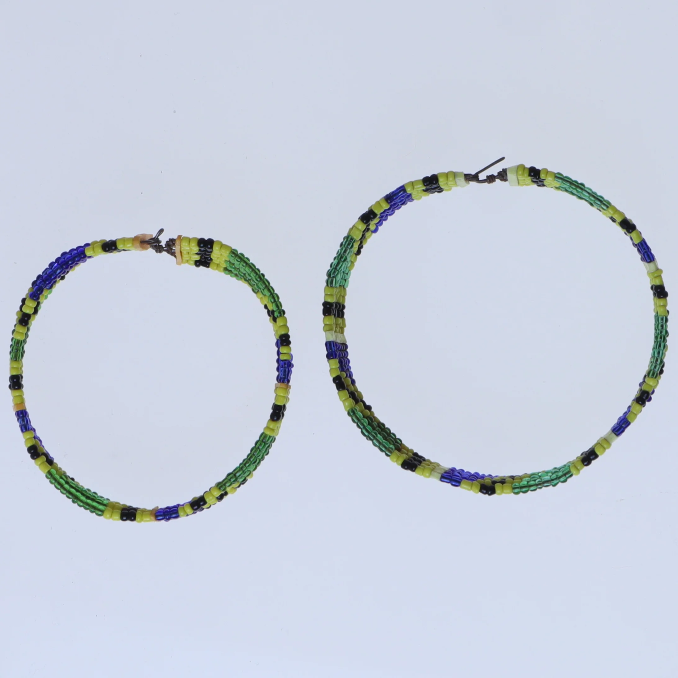 Perlearmbånd med farvede mønstre (str. Ø 6 cm og ø 7 cm)