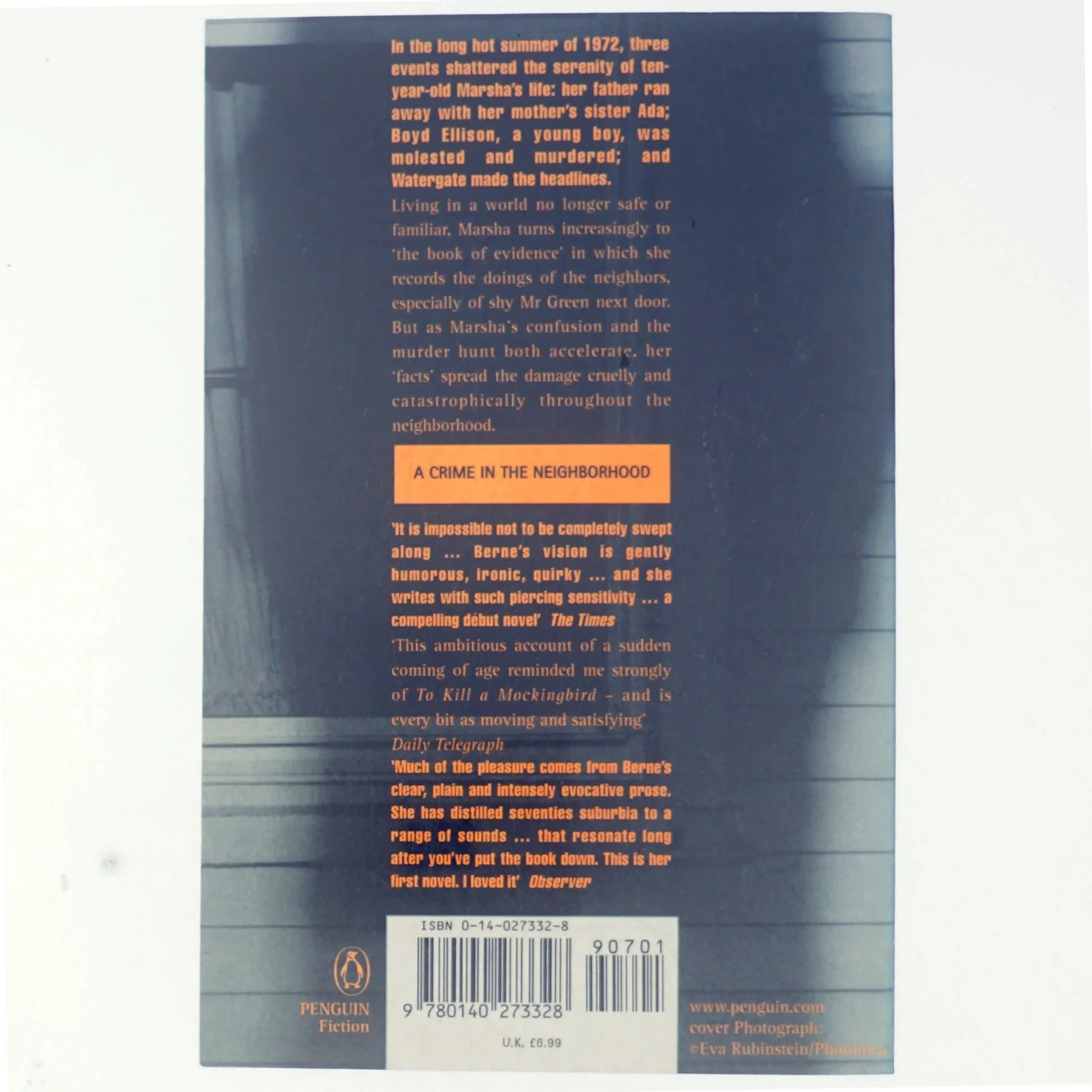 A crime in the neighborhood : a novel af Suzanne Berne (Bog)