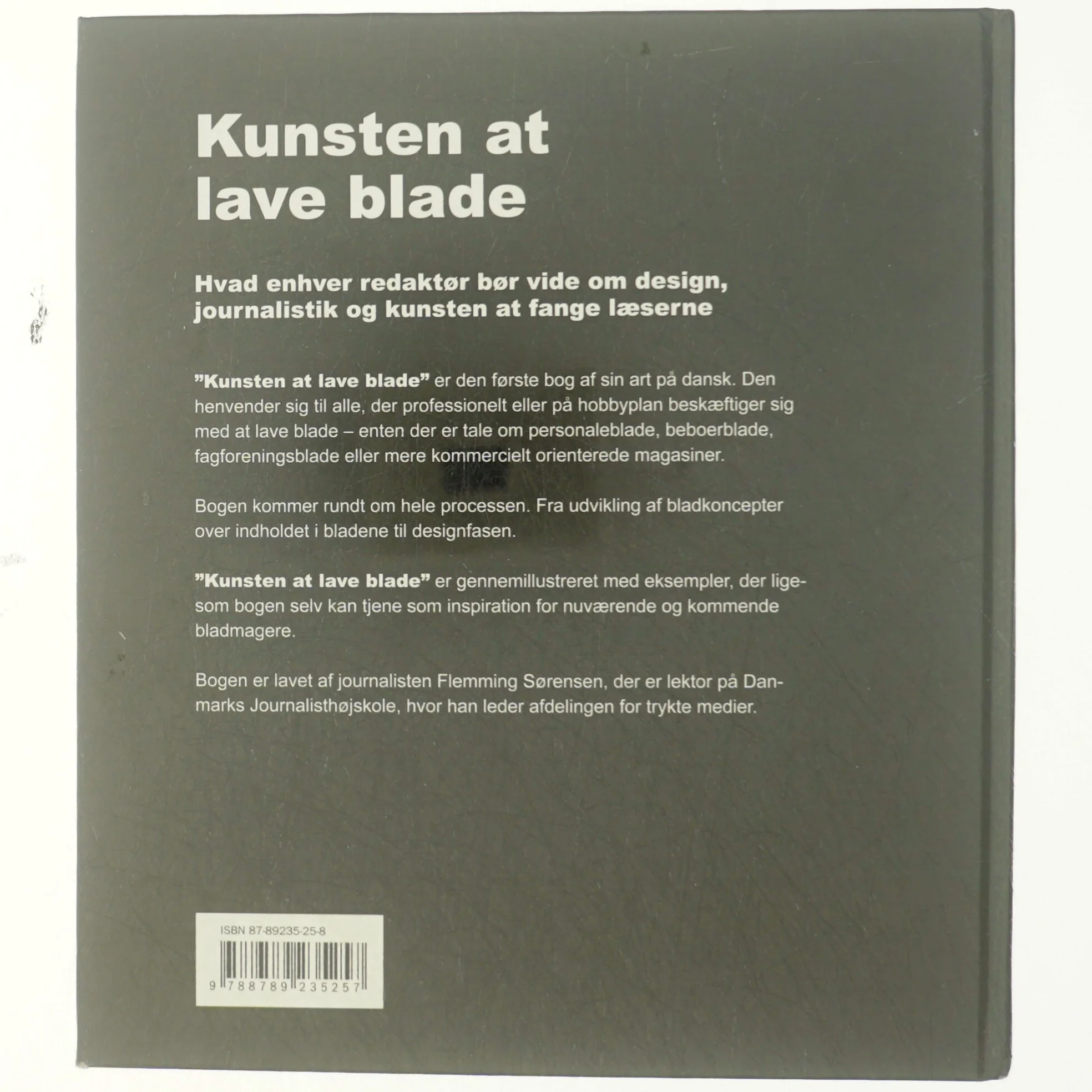 Kunsten at lave blade : hvad enhver redaktør bør vide om design, journalistik og kunsten at fange læserne af Flemming Sørensen (f. 1956) (Bog)
