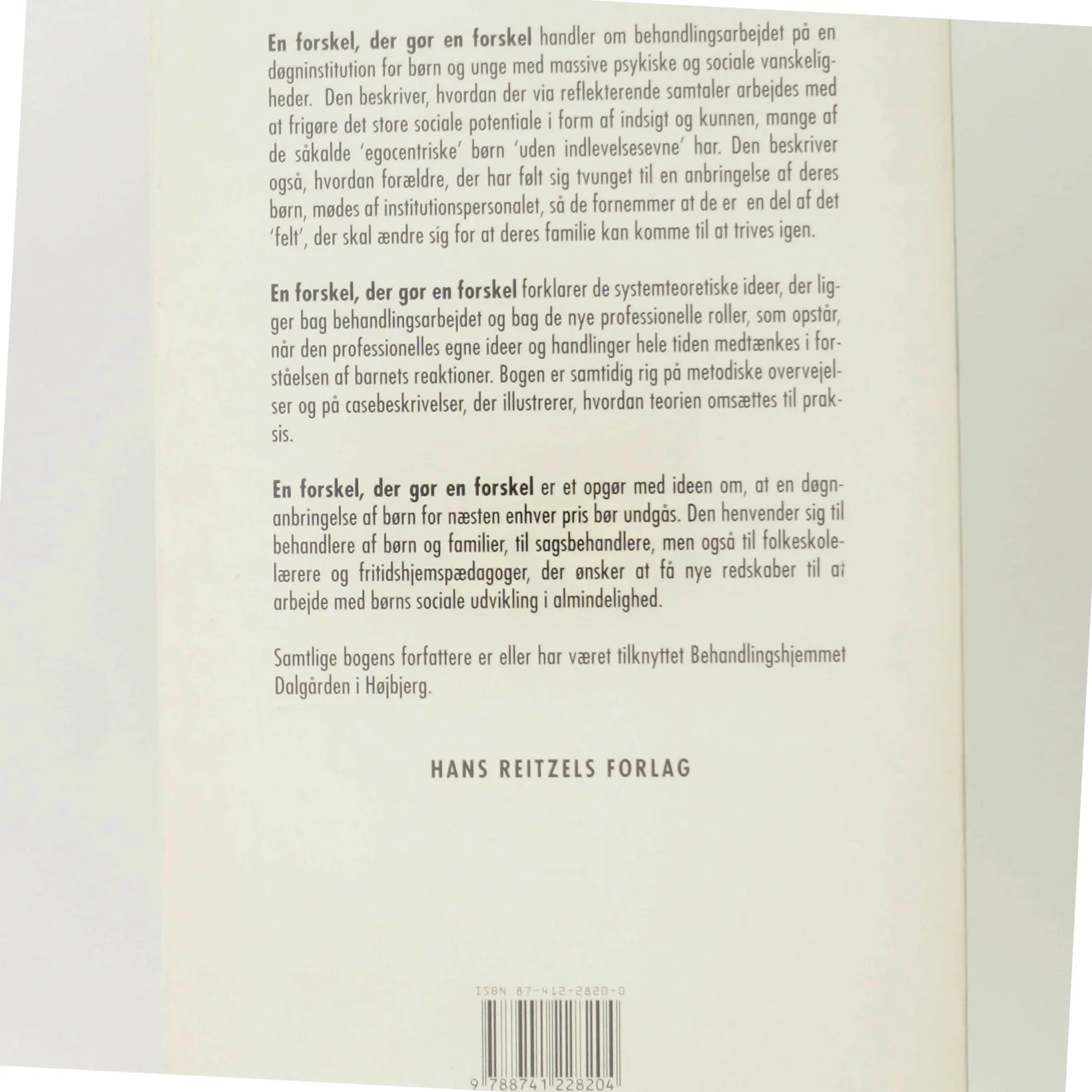 En forskel, der gør en forskel : reflekterende processer hos børn, forældre og personale på en døgninstitution af Marianne Egelund (Bog)