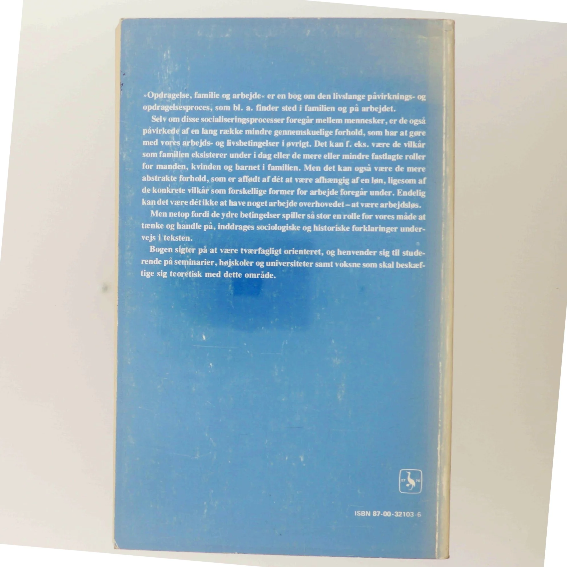 Opdragelse, familie og arbejde bog fra Gyldendal