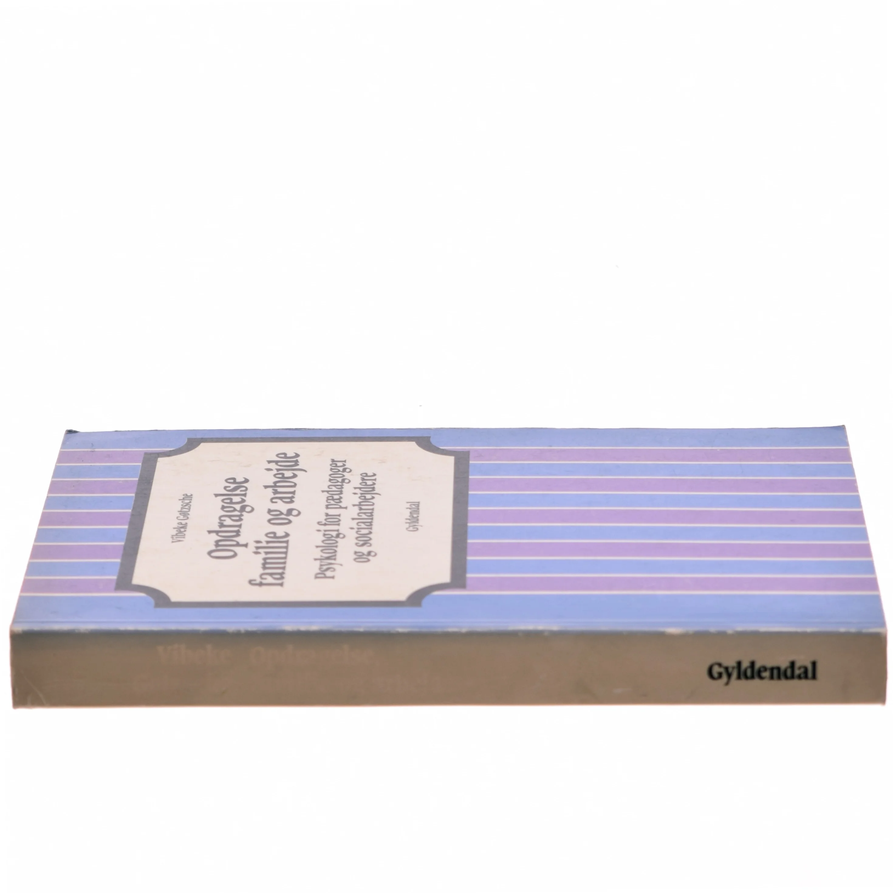 Opdragelse, familie og arbejde bog fra Gyldendal