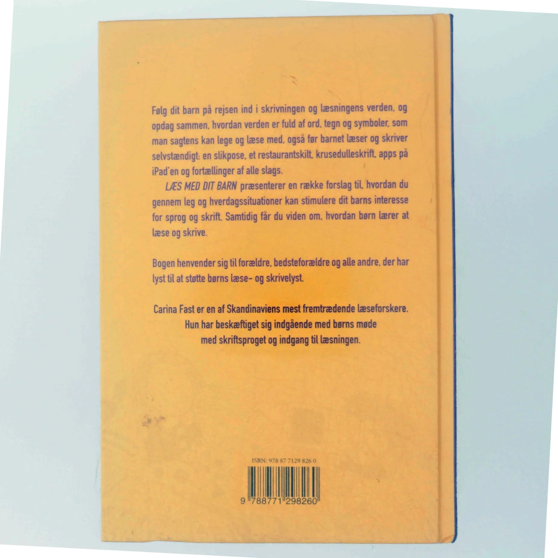 Læs med dit barn : sådan støtter du dit barns skrive- og læseudvikling af Carina Fast (Bog)
