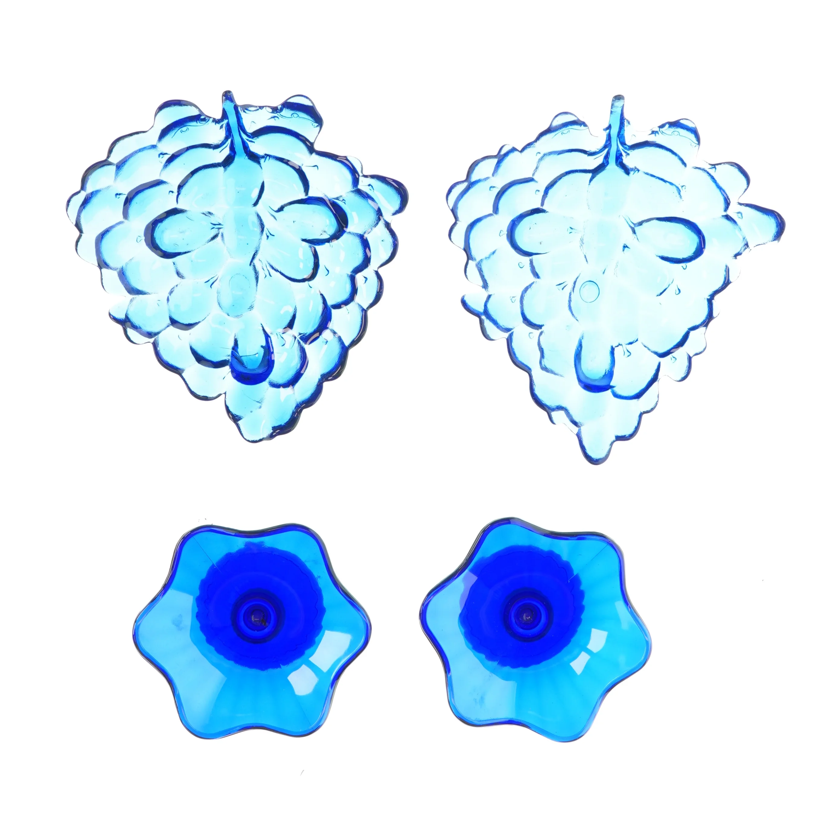 To fade og to skåle på fødder i blåt glas