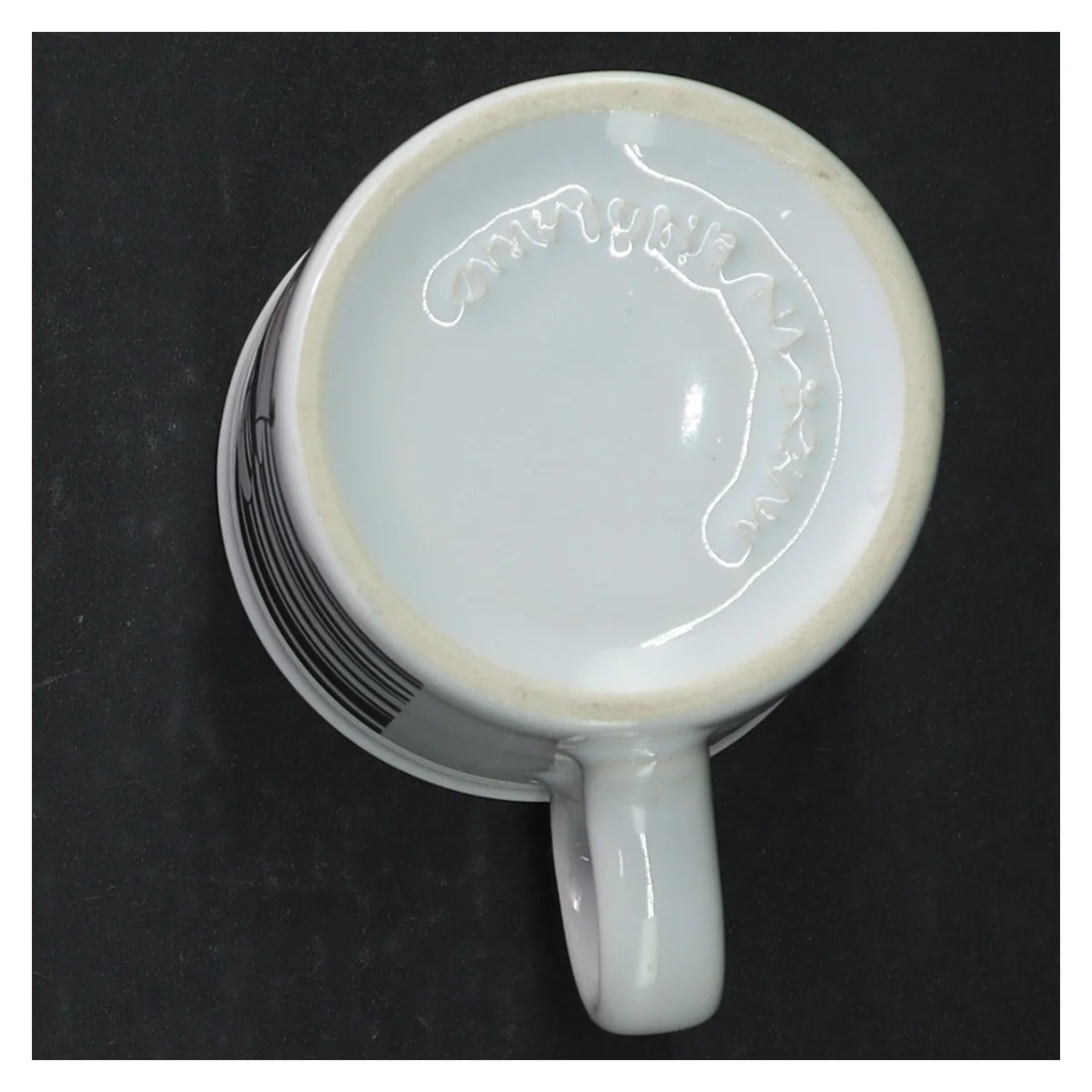 Porcelænskrus med grafisk design (str. H. 9,5 cm)