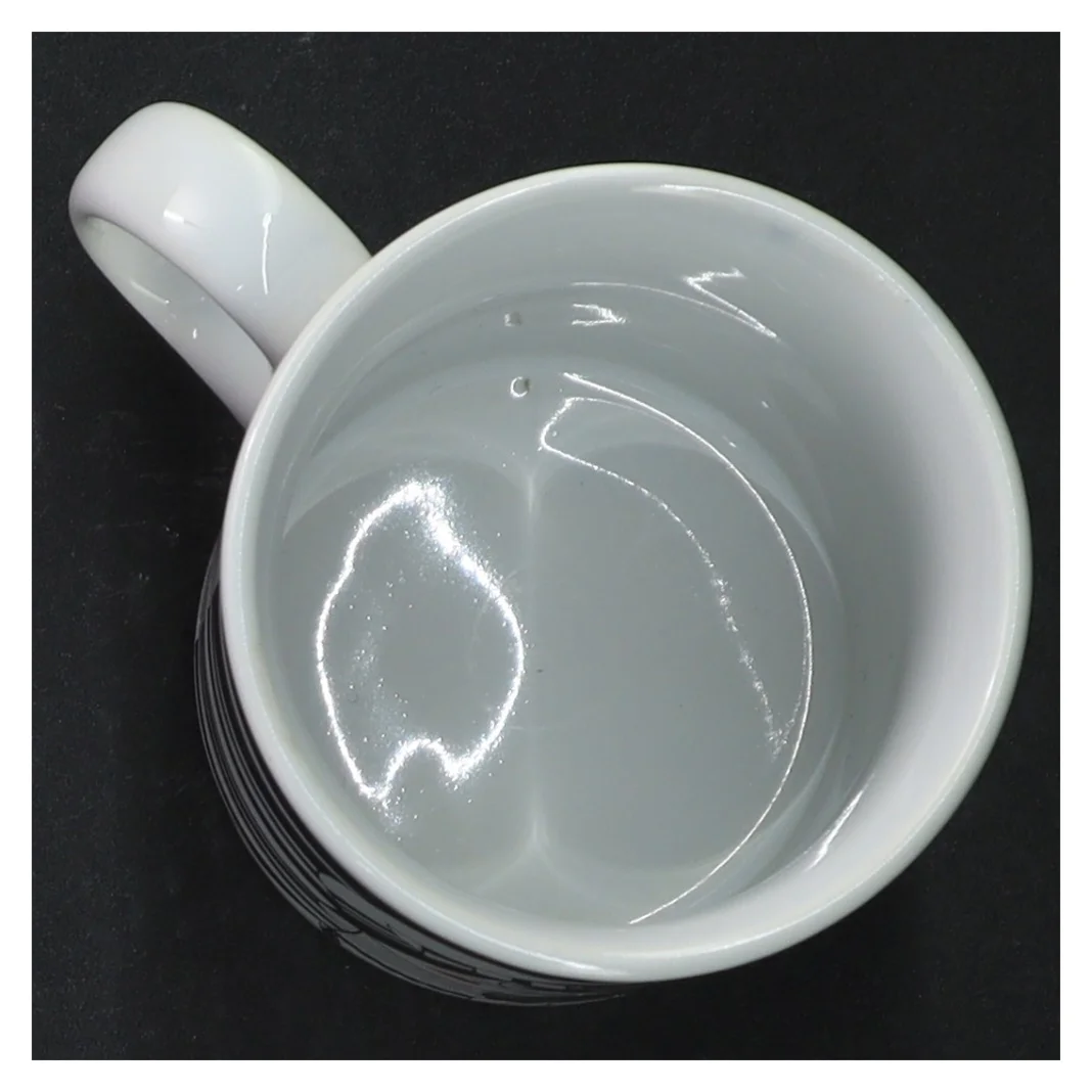 Porcelænskrus med grafisk design (str. H. 9,5 cm)