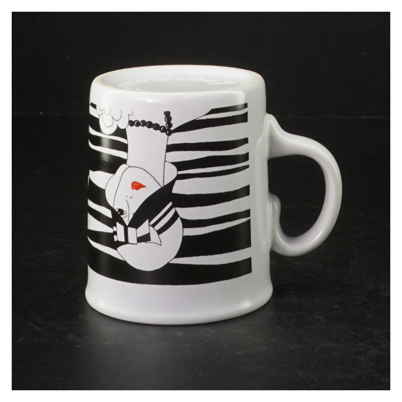 Porcelænskrus med grafisk design (str. H. 9,5 cm)