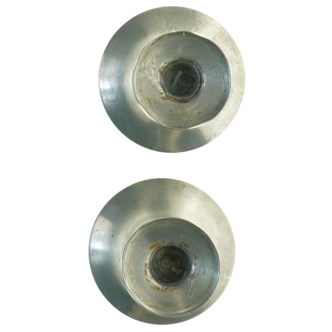 Sølvfarvede lysestager (str. 11 x 8 cm)