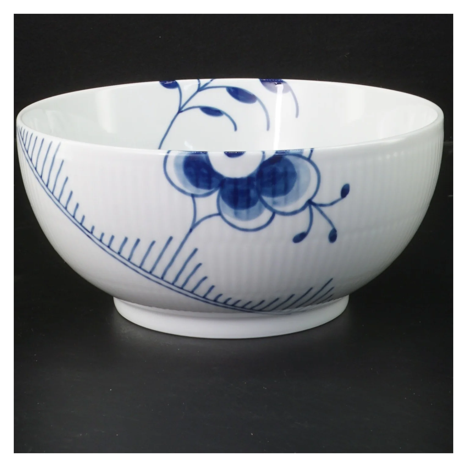 Mega musselmalet sk&aring;l 18 cm.