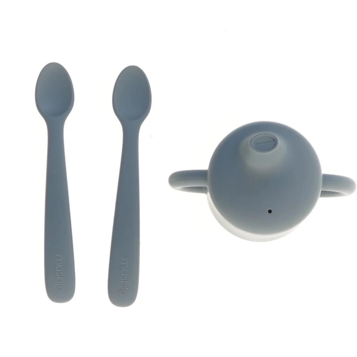 Børnekop og skeer i silikone fra Mushie (str. 11,5 og 16 cm)