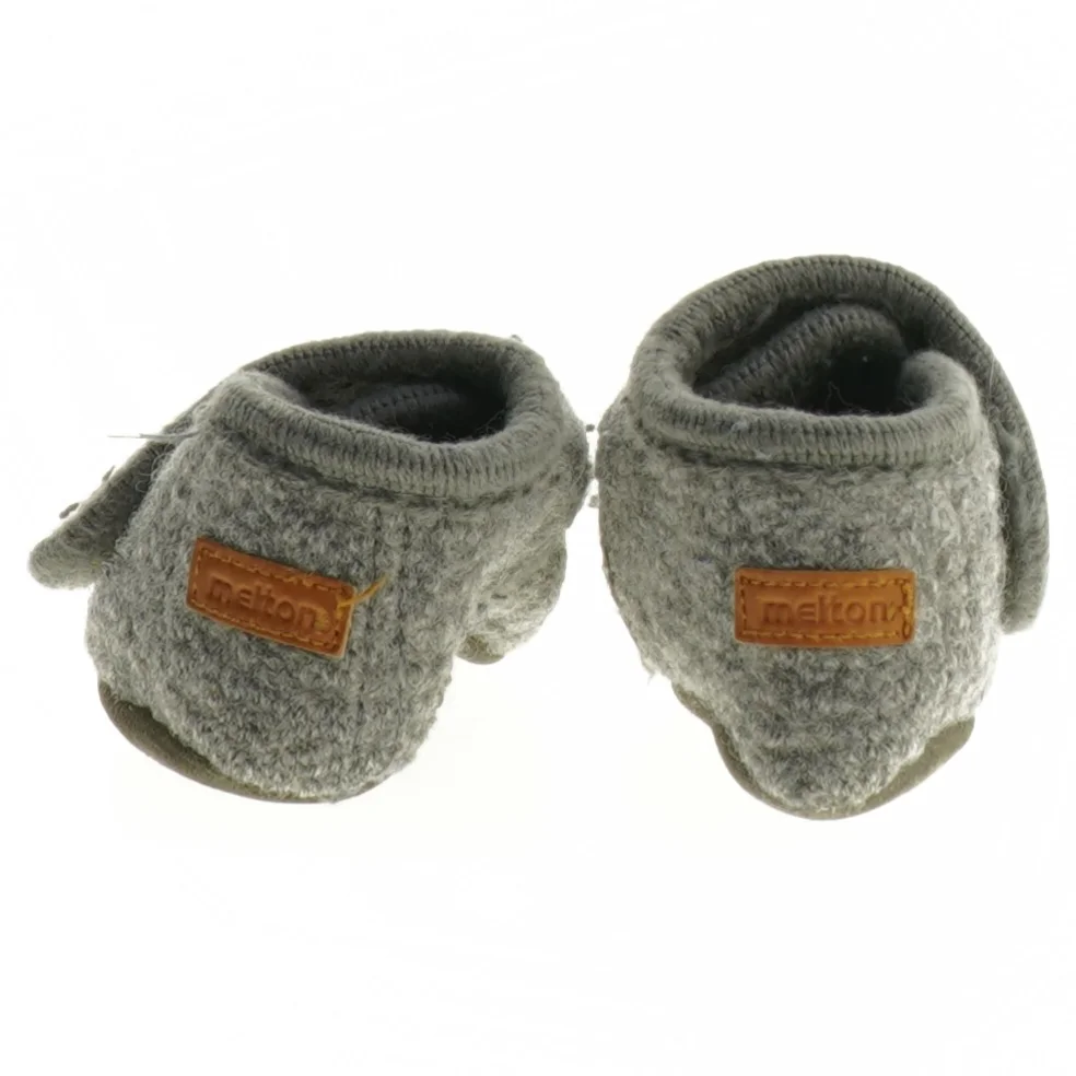 Grå babyfutter i uld fra Melton (str. 12 cm)