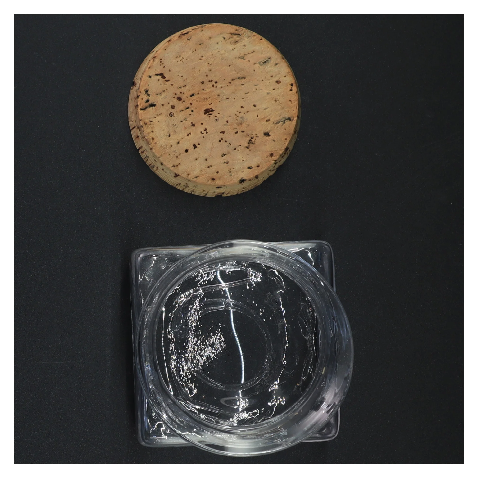 Glas beholder med korkprop (str. 10 x 9 x 9 cm)