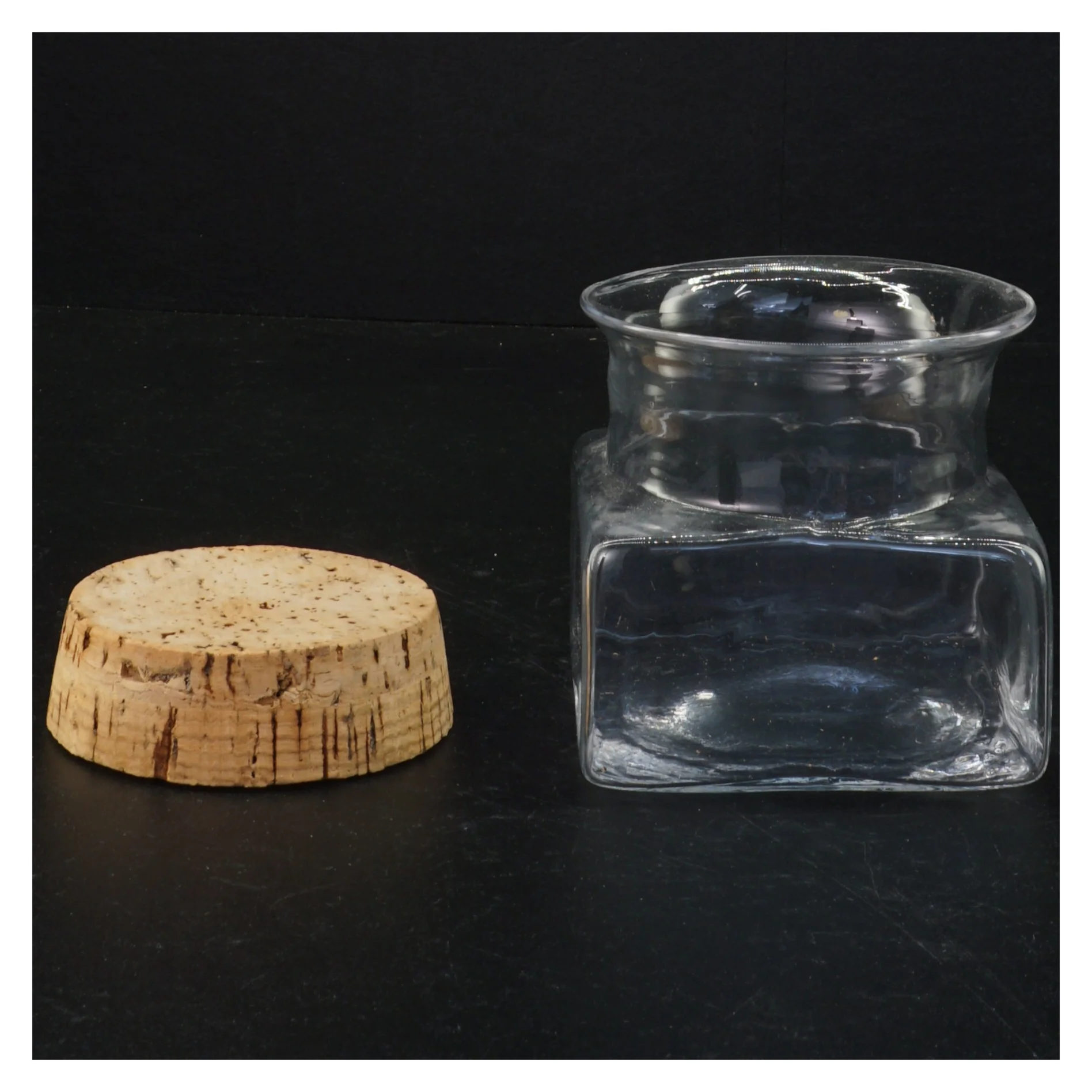 Glas beholder med korkprop (str. 10 x 9 x 9 cm)