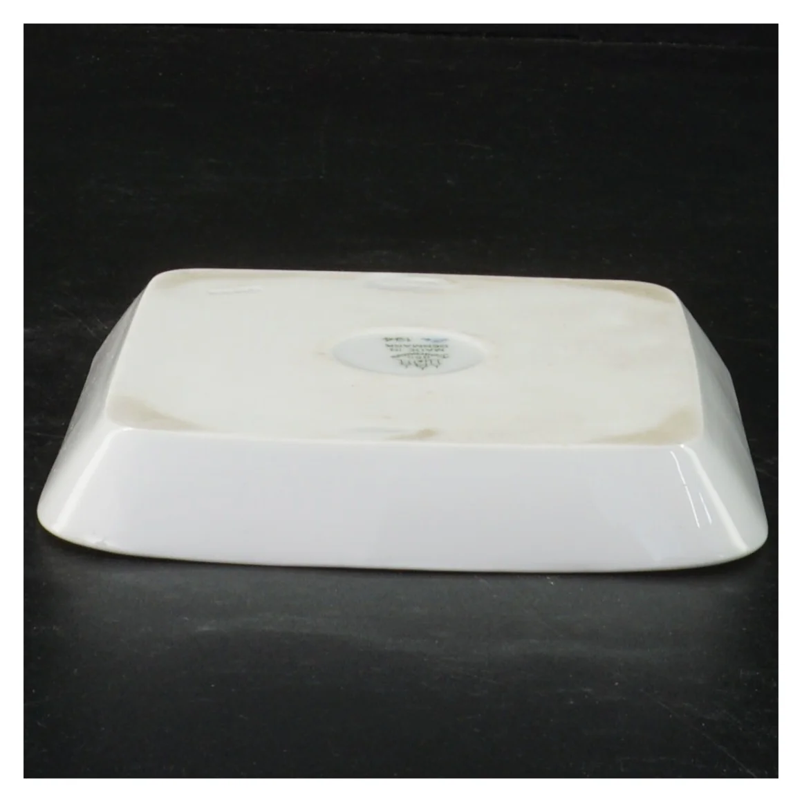 Hvidt porcelænsfad med blå blomstermotiv fra B&G (str. 12,5 x 12,5 x 2 cm)