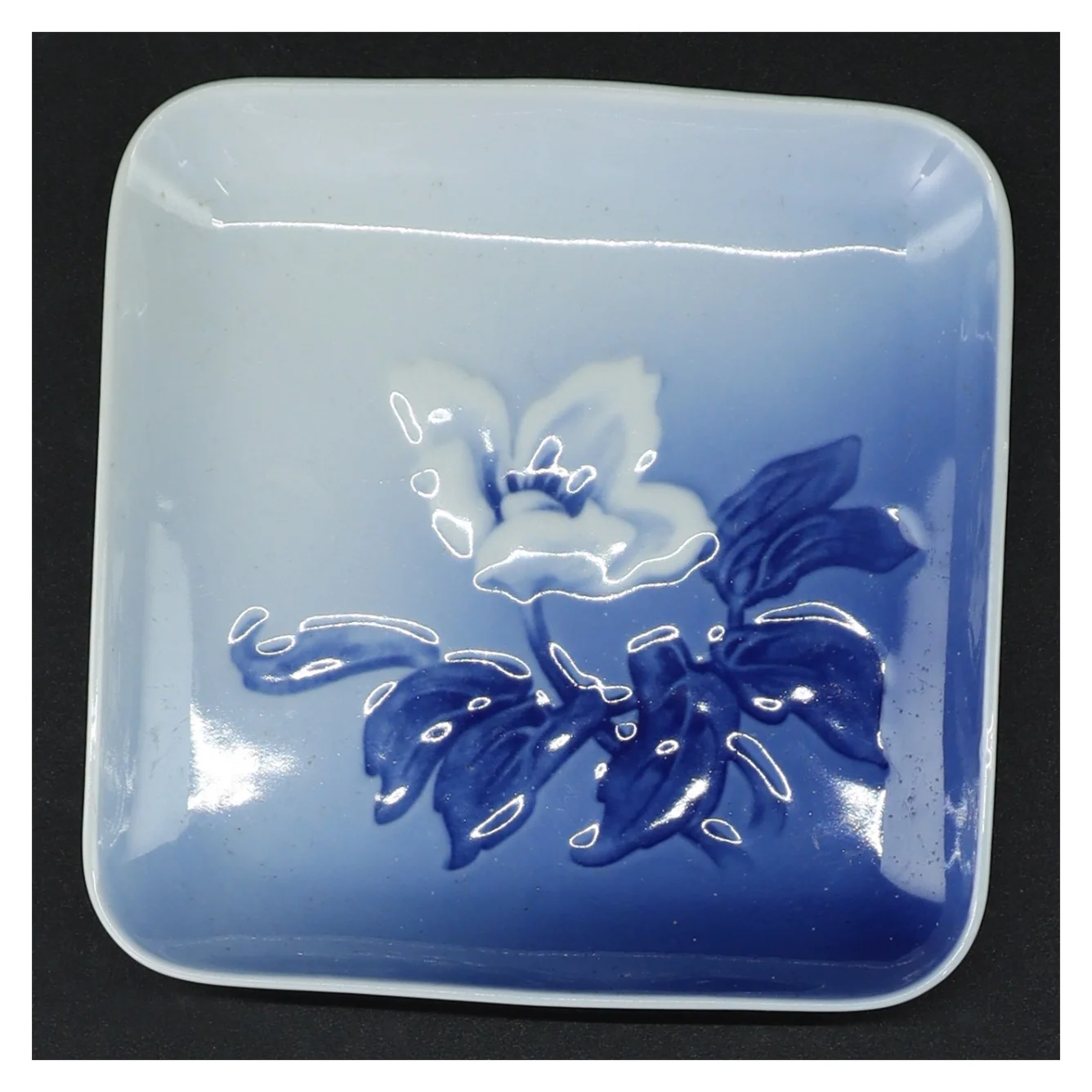 Hvidt porcelænsfad med blå blomstermotiv fra B&G (str. 12,5 x 12,5 x 2 cm)