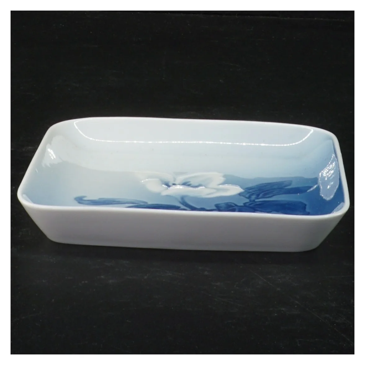 Hvidt porcelænsfad med blå blomstermotiv fra B&G (str. 12,5 x 12,5 x 2 cm)