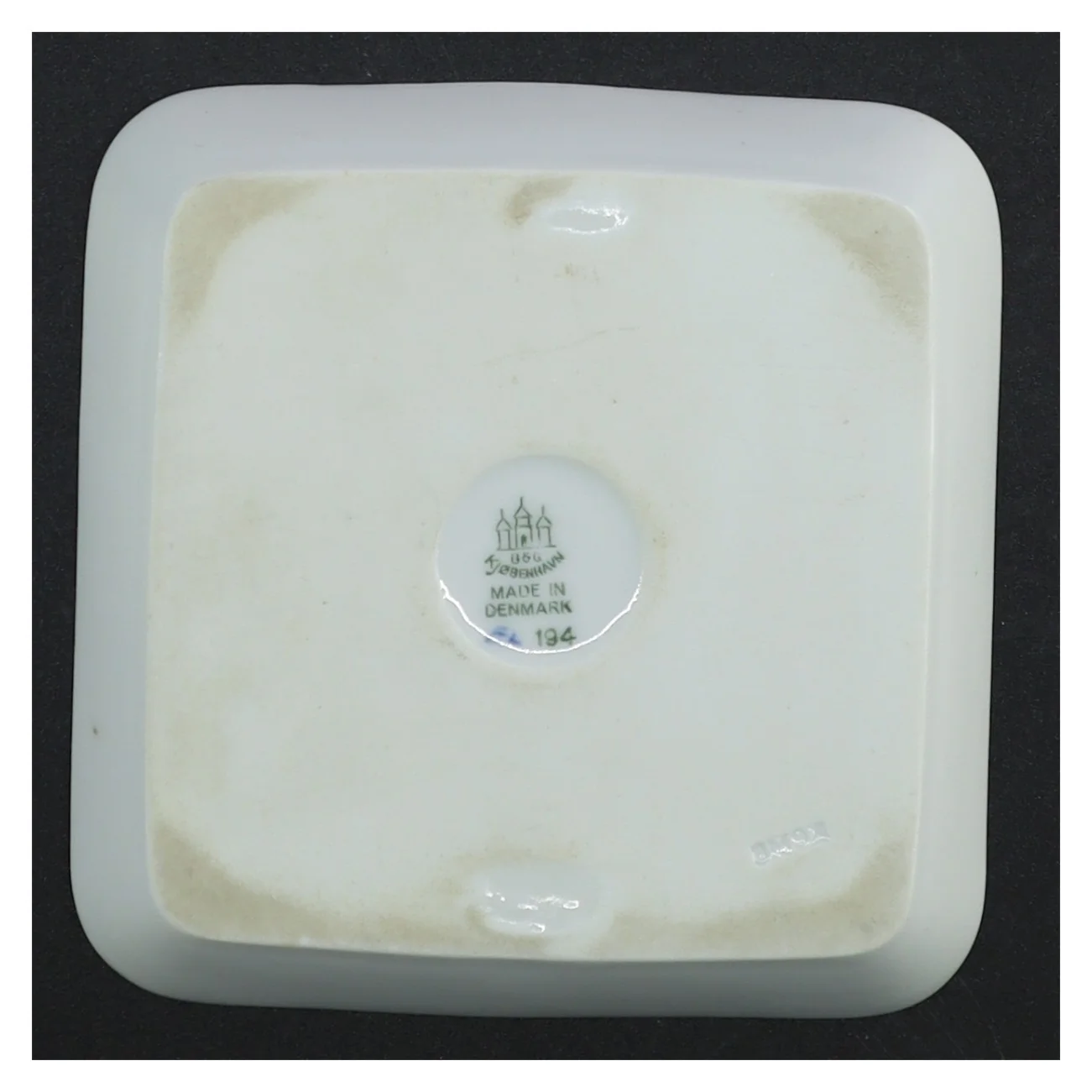 Hvidt porcelænsfad med blå blomstermotiv fra B&G (str. 12,5 x 12,5 x 2 cm)