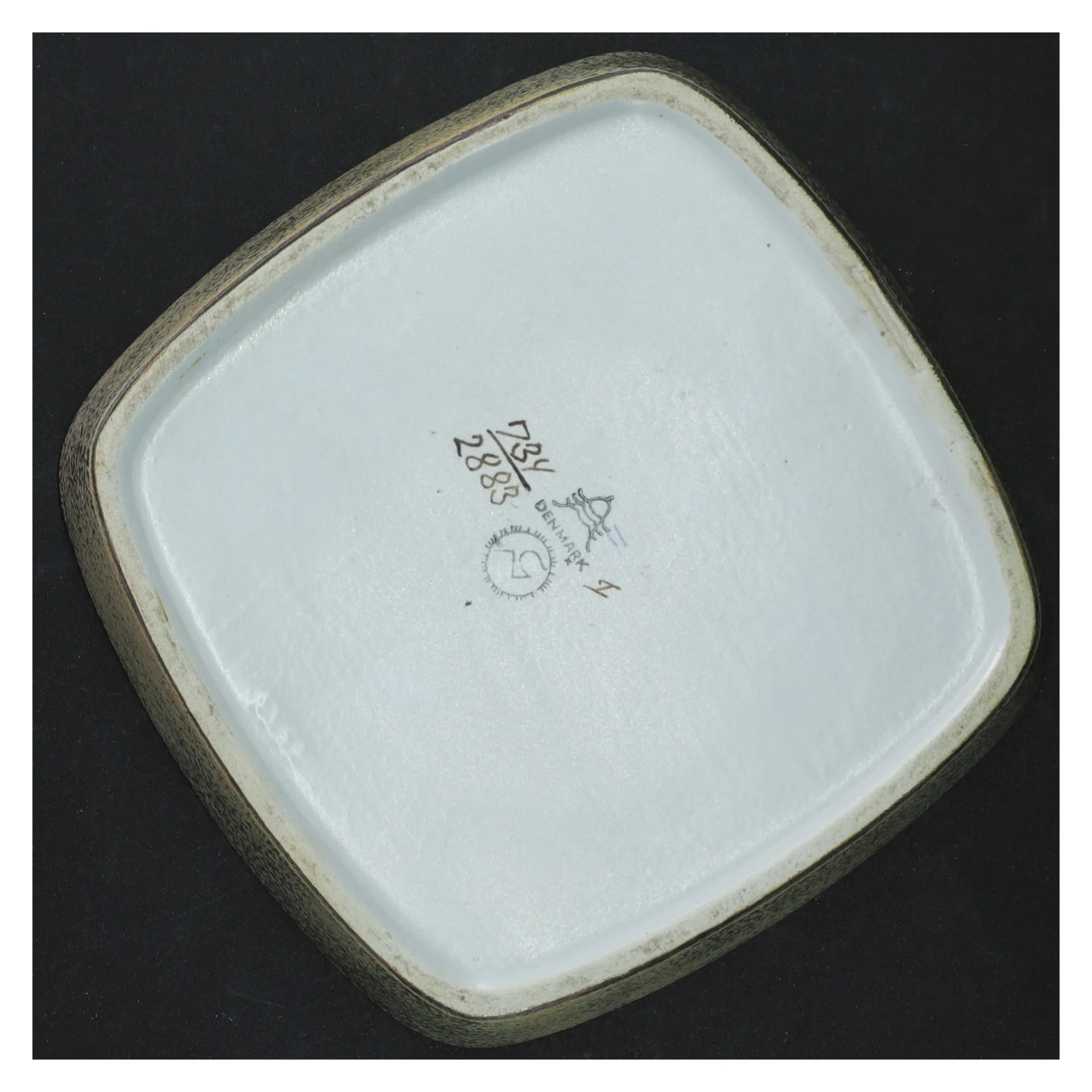 Keramisk fad fra Aluminia (str. 15 x 15 cm)