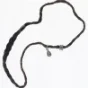 Flettet læderarmbånd med charms fra STORY (str. Ø 15 cm)