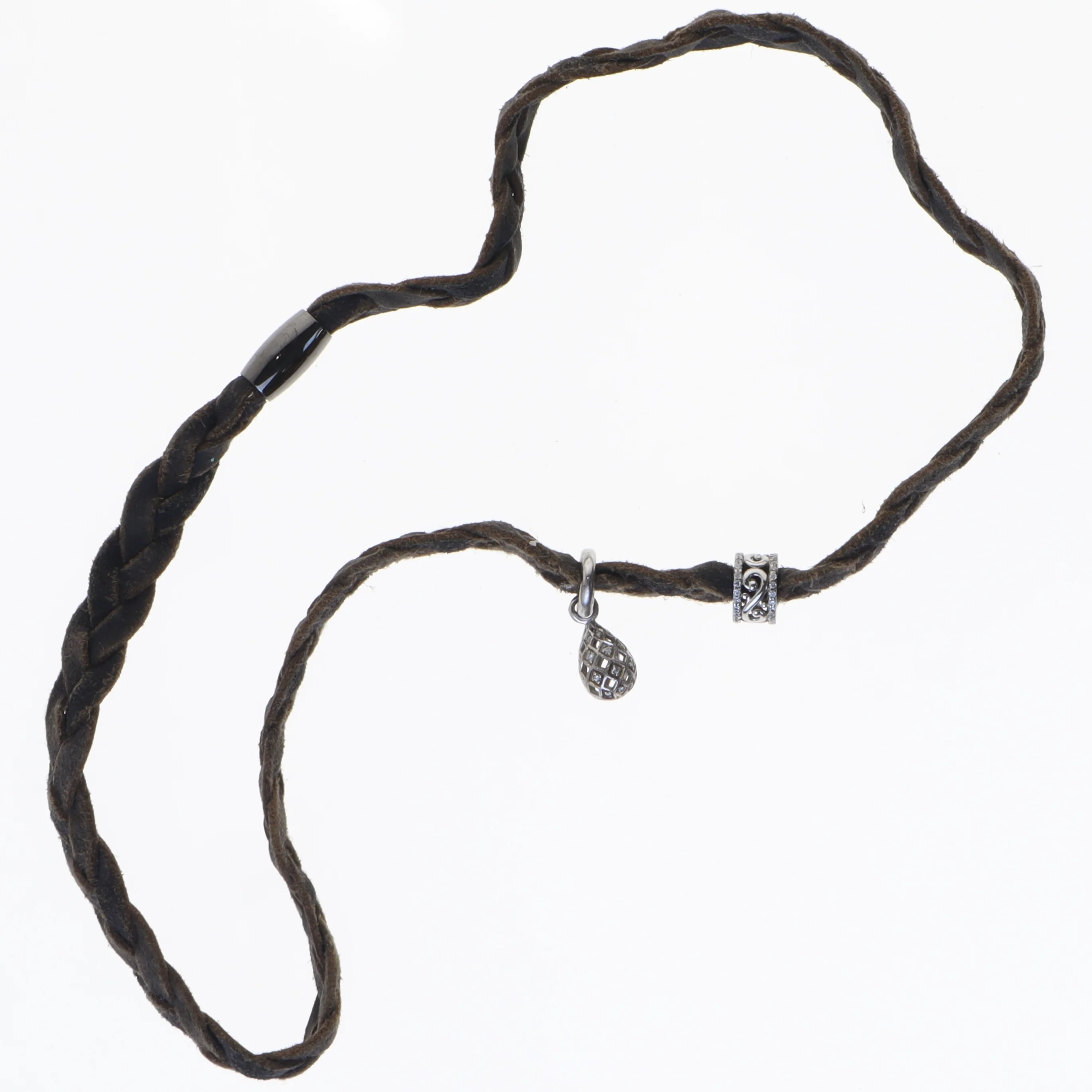 Flettet læderarmbånd med charms fra STORY (str. Ø 15 cm)