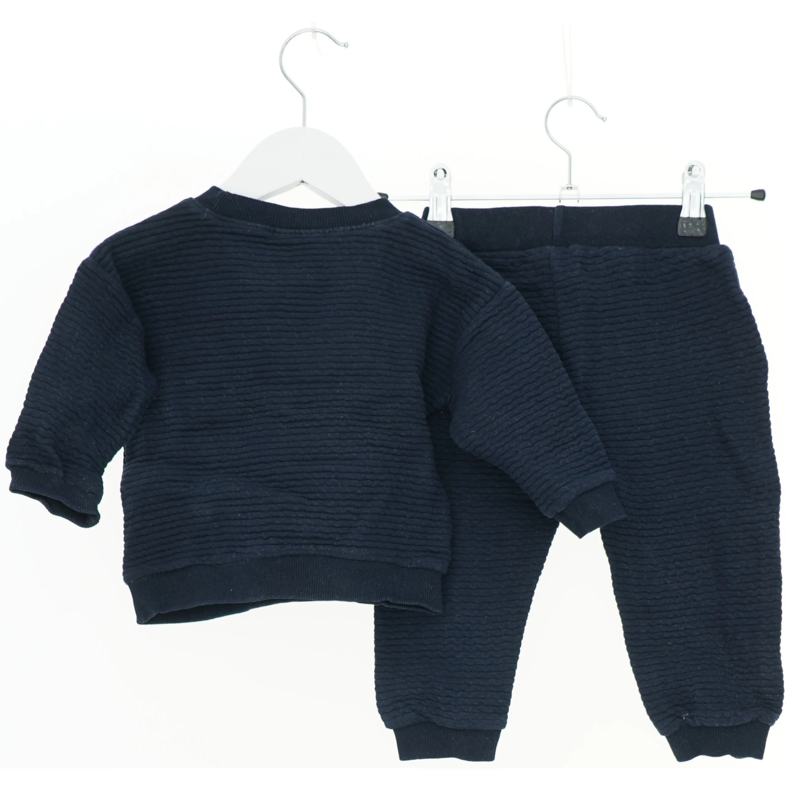 Børnesæt med trøje og bukser fra Friends (str. 80)