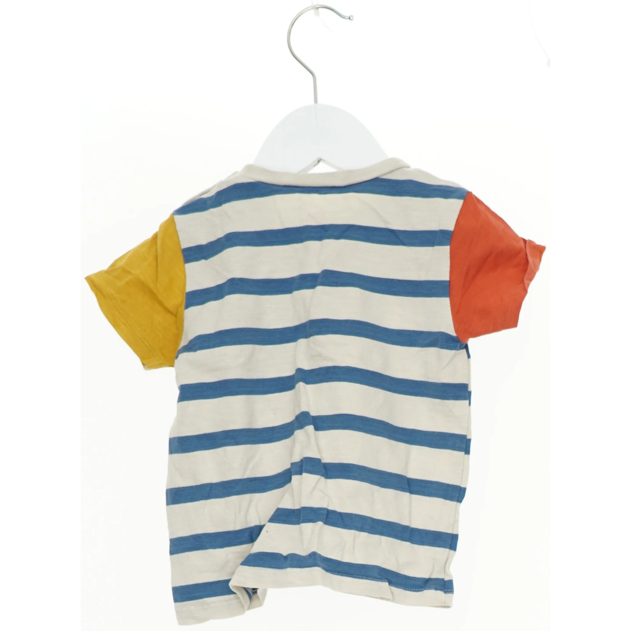 Børne T-shirt med striber og bilmotiv fra Next Baby (str. 80)