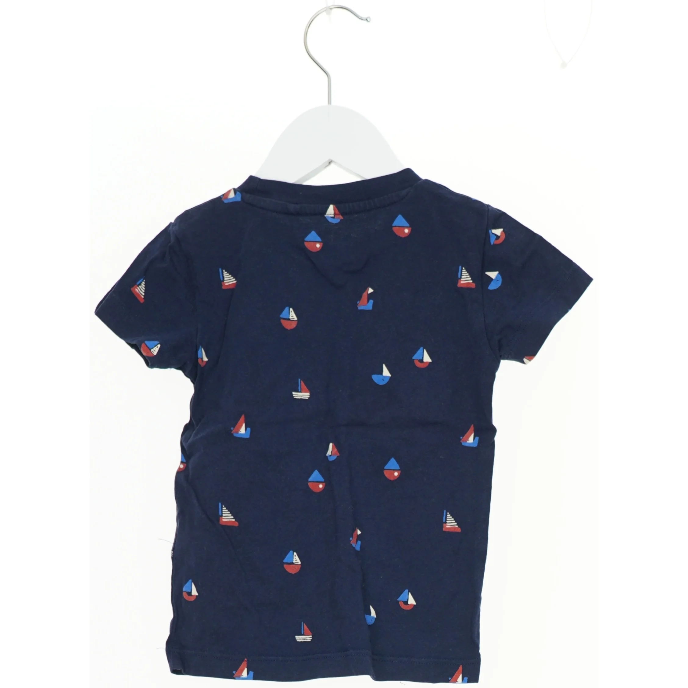 Børne T-shirt med bådmønster fra Next (str. 80)