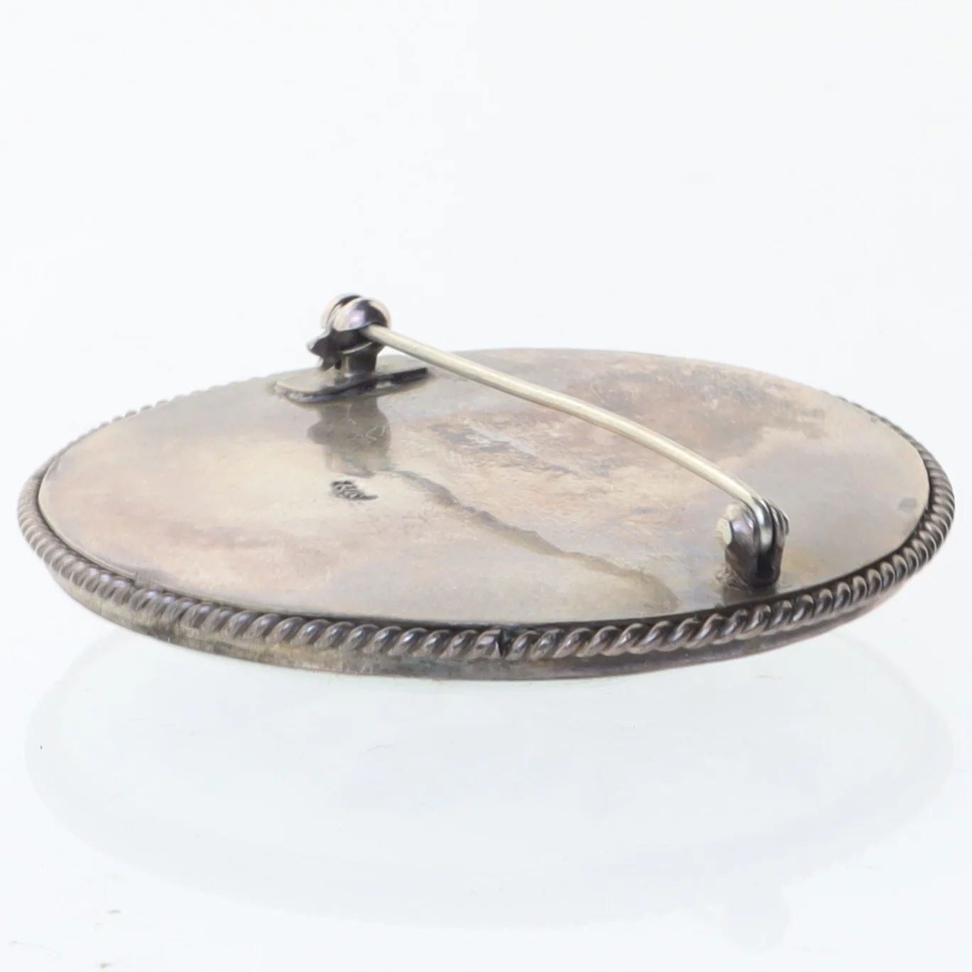 Gammel sølv broche (str. Ø 5 cm)