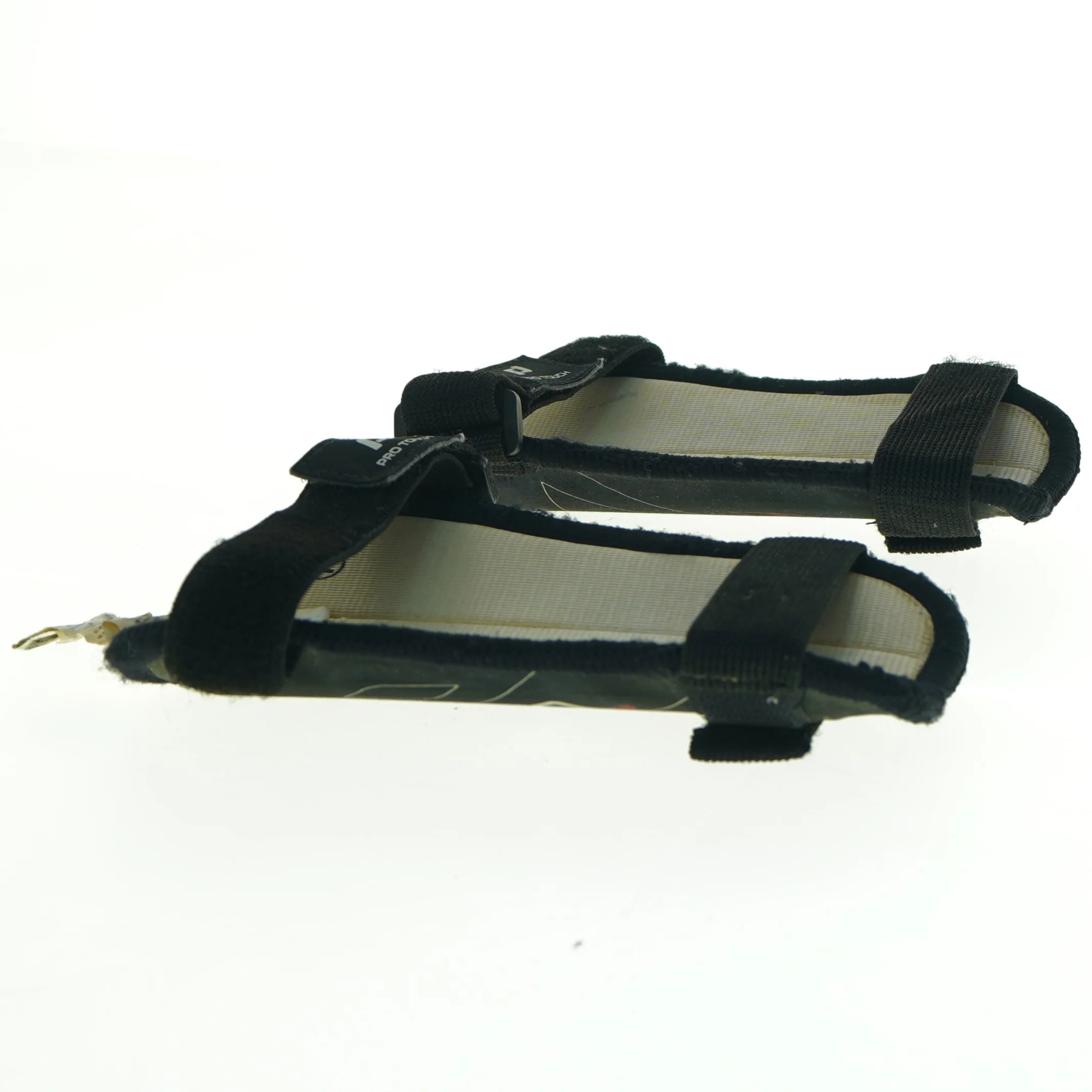 Benskinner til fodbold fra ProTouch (str. 17 xn 13 cm)