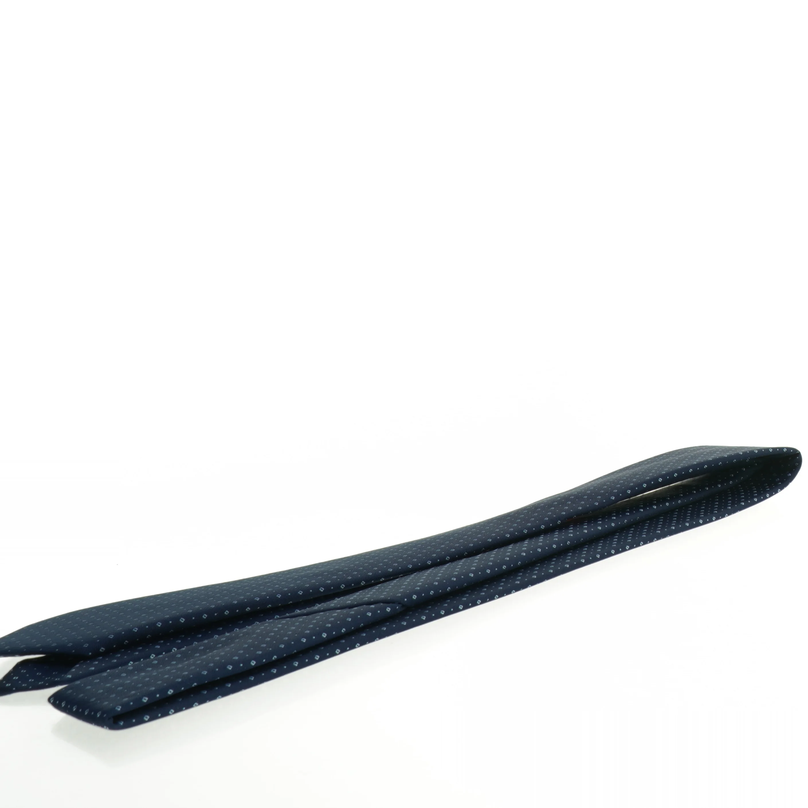 Mørkeblåt slips med prikker fra Tff (str. 142 x. 7 cm)