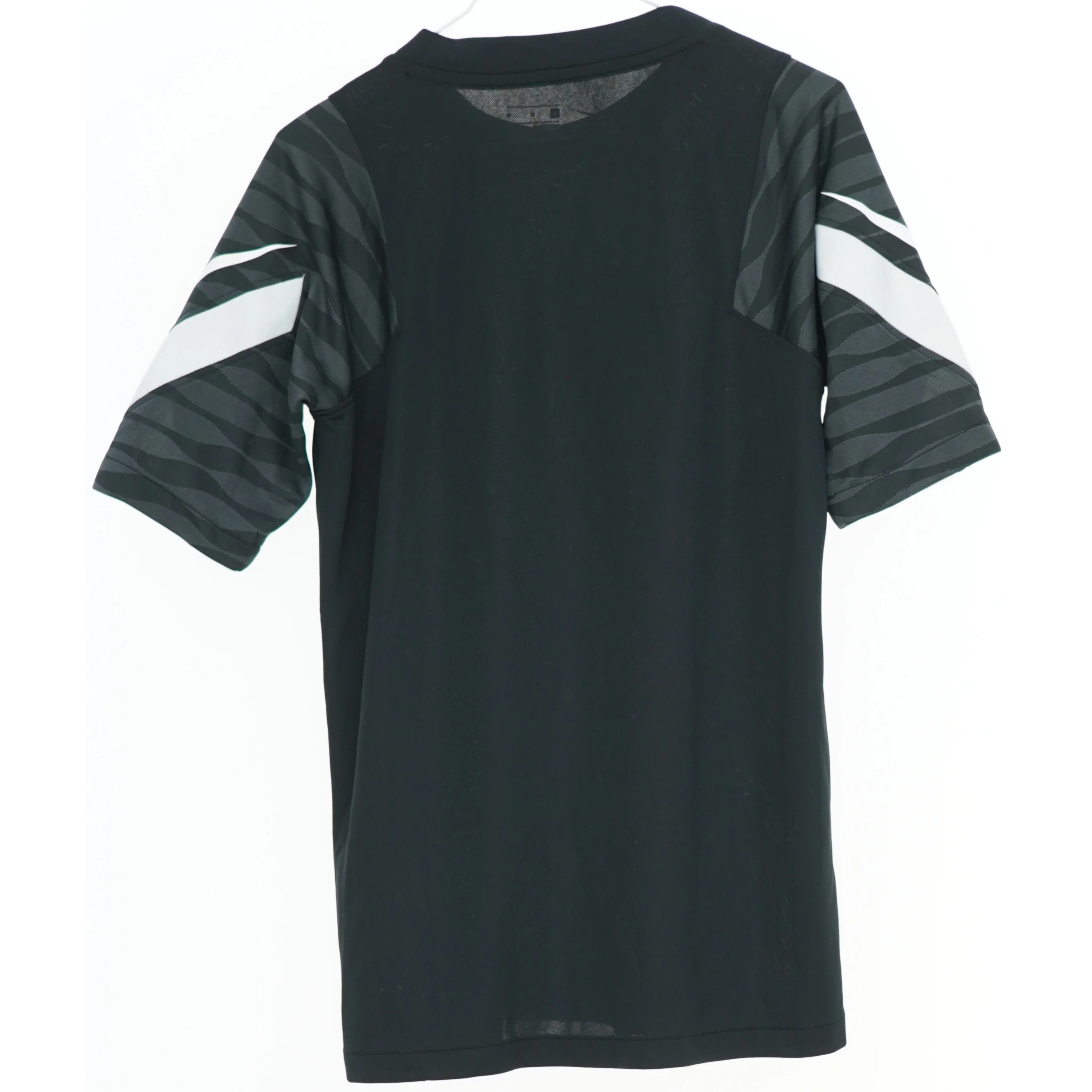 Sort T-shirt med mønstrede ærmer og hvide detaljer fra Nike (str. M)