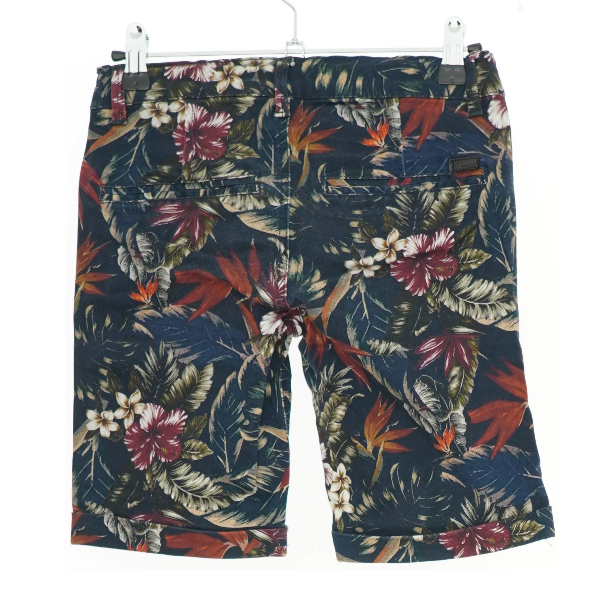 Blomstrede shorts fra Basic needs (str. 134)