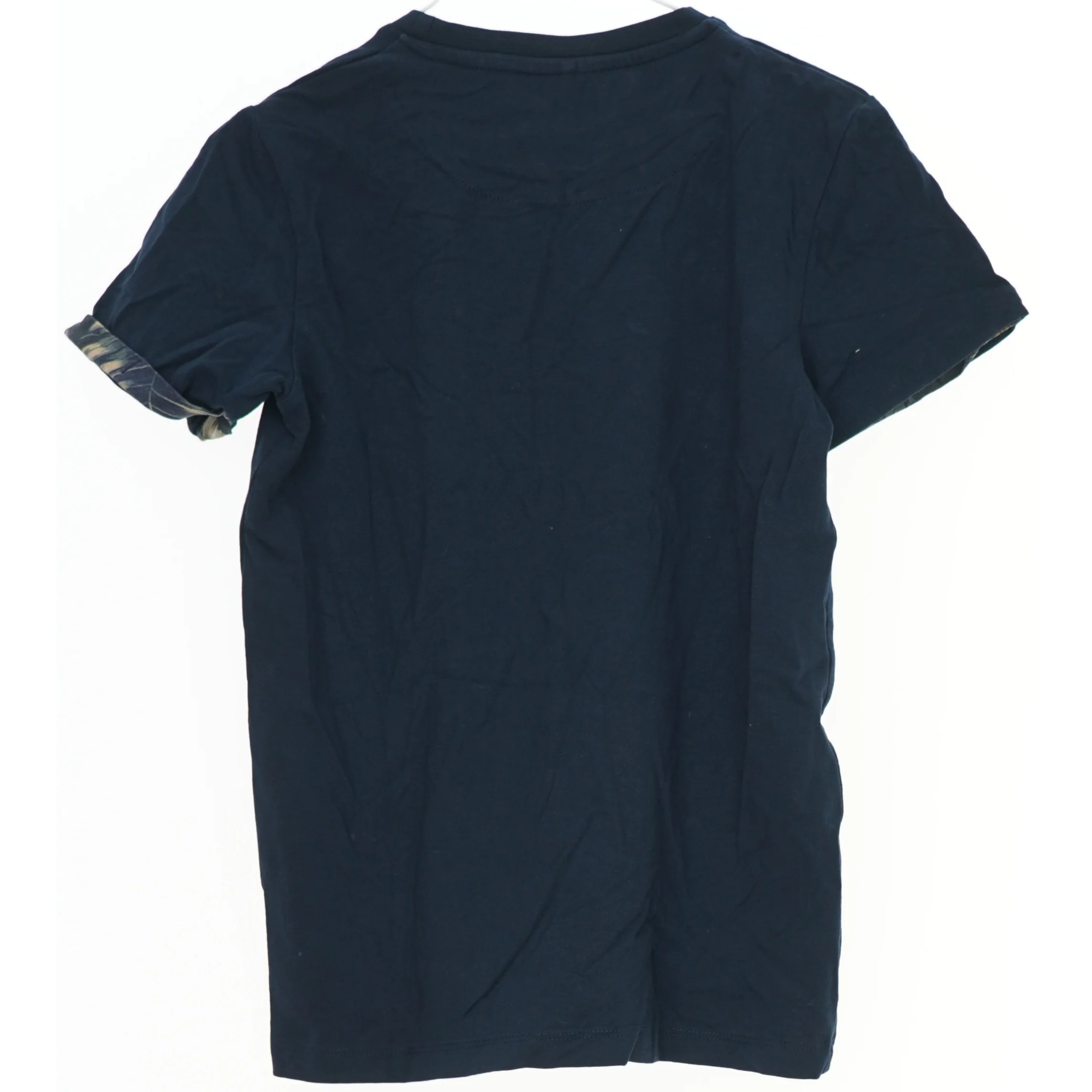 Mørkeblå T-shirt med mønstret lommedetalje fra Name It (str. 134)