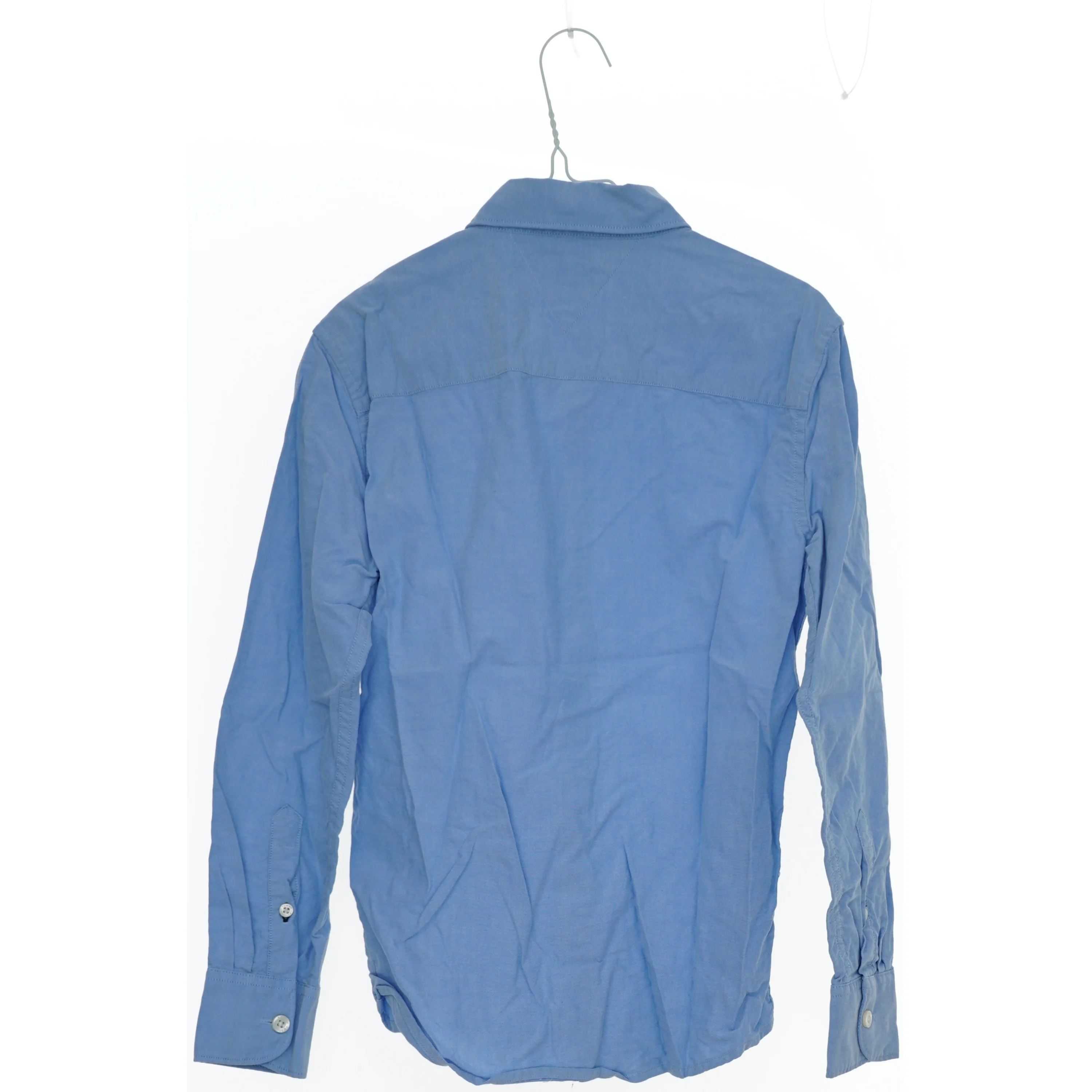 Skjorte i lyseblå farve fra Tommy Hilfiger (str. 140)