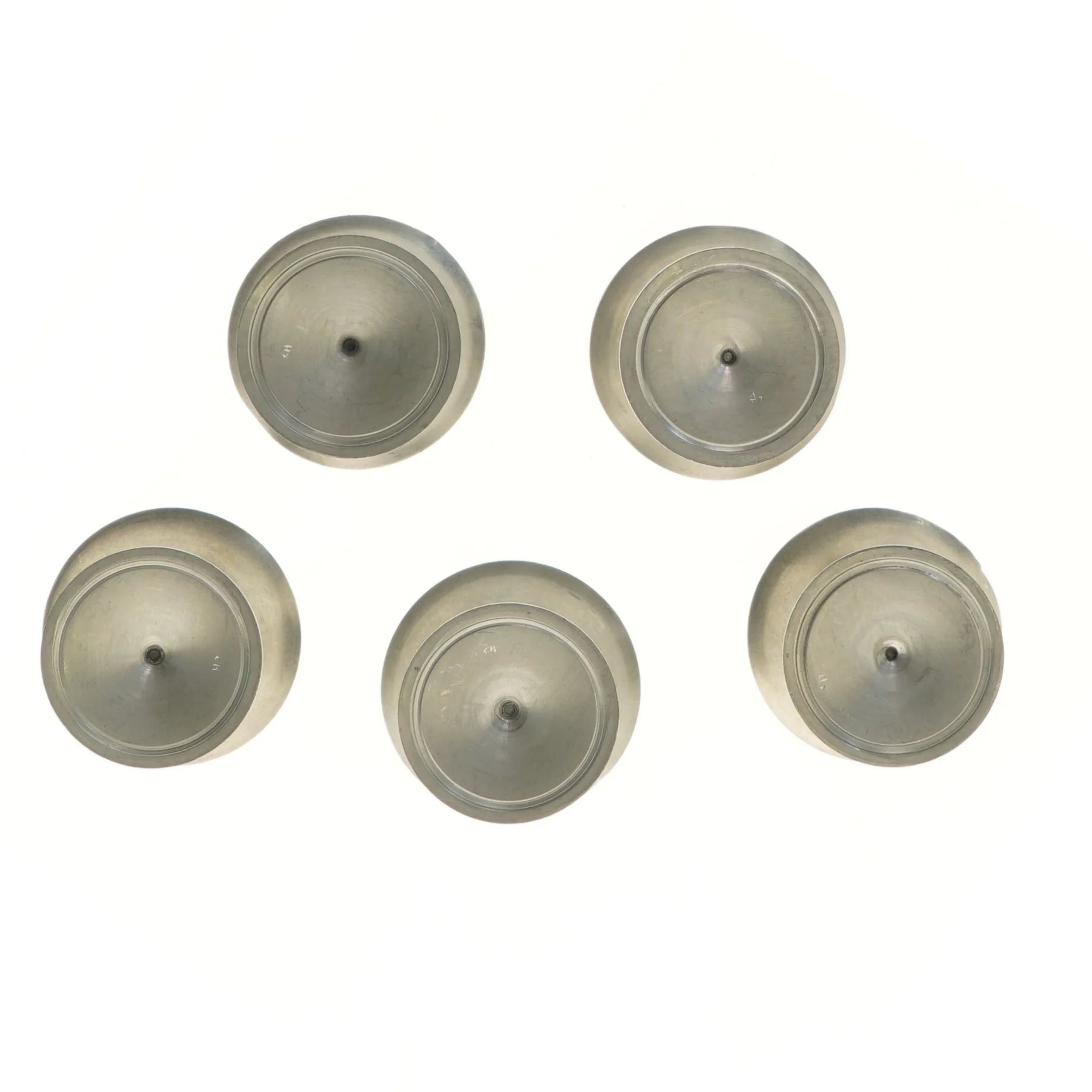 Sæt med fem tinbægre (str. Ø 10x9 cm)