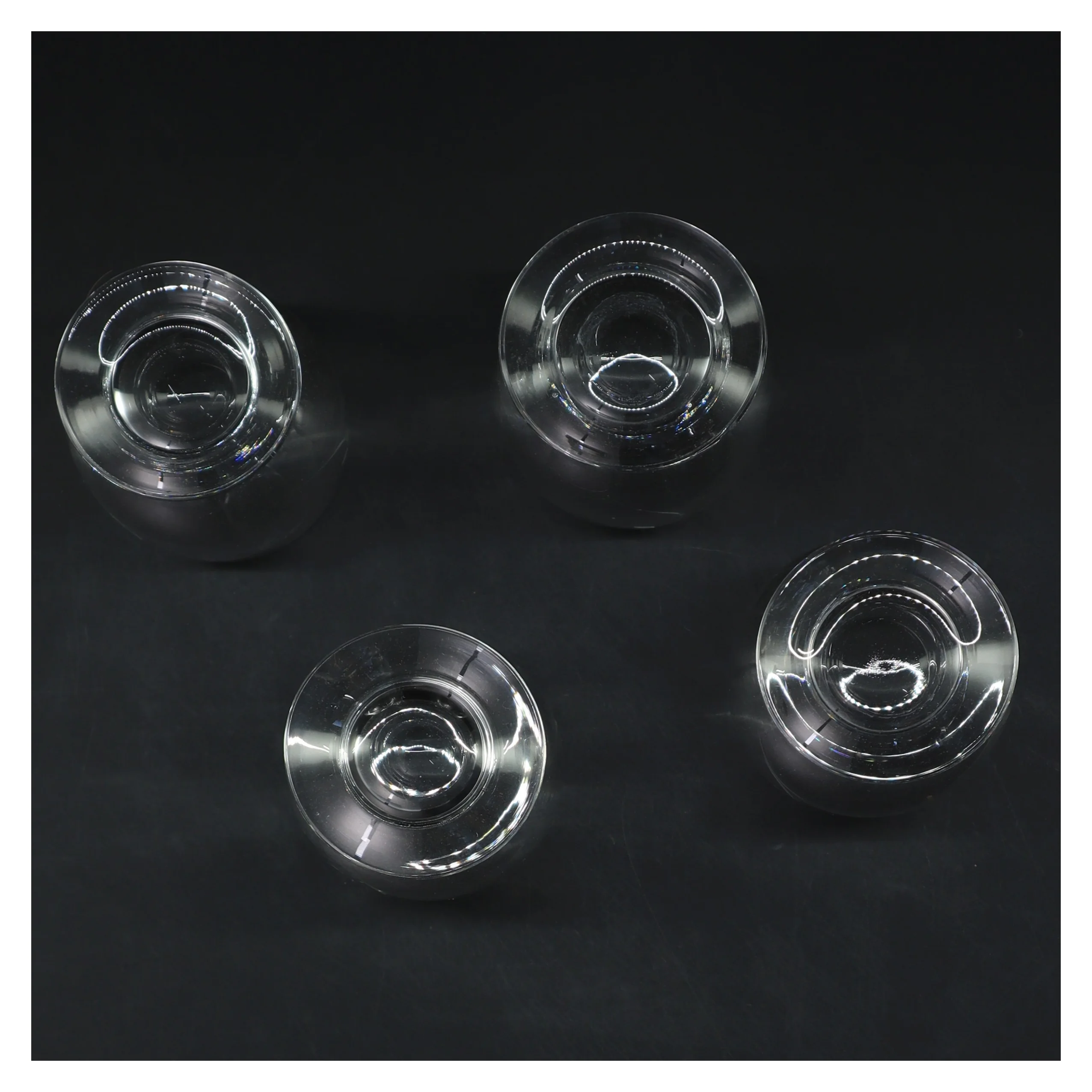 Sæt af 4 dekorative glas (str. 4 stk Ø 6,5 cm længde 10,5 cm)