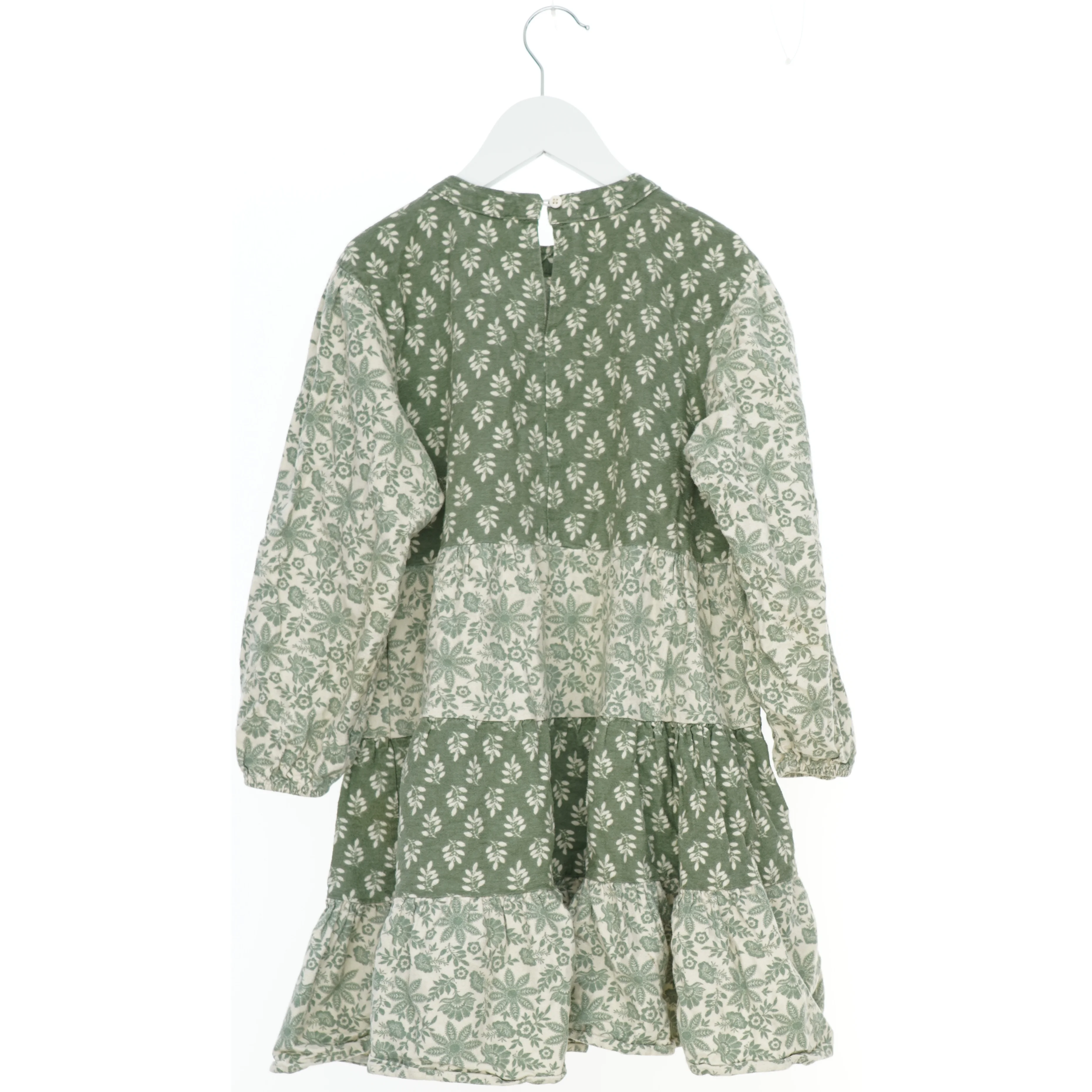 Kjole med grønt og hvidt mønster fra LC Waikiki  (str. 134)