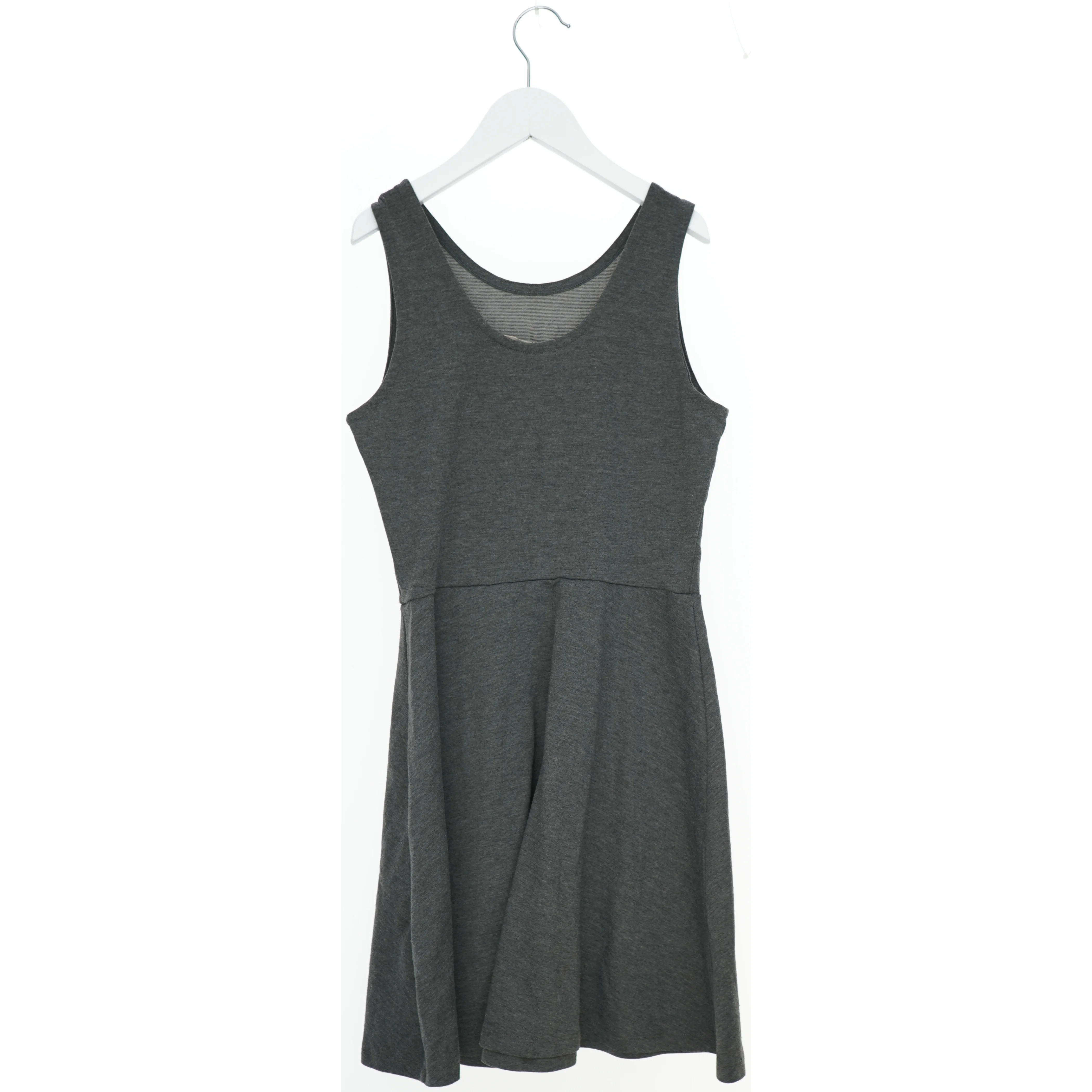 Grå kjole med tryk fra H&M (str. 164)